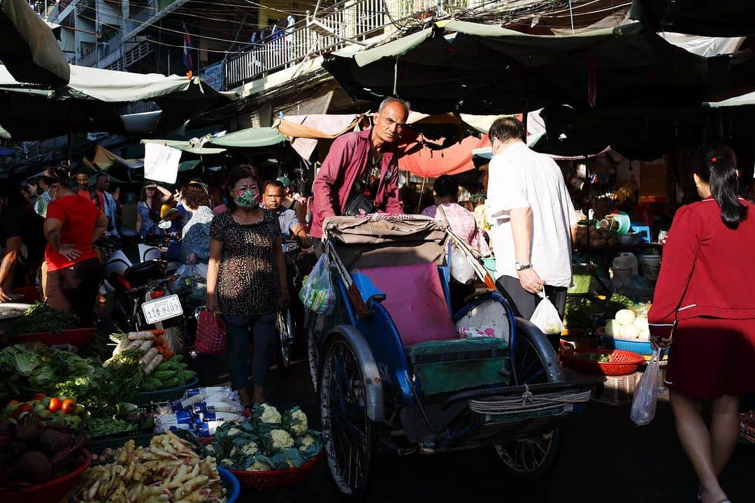 Shunsuke Miyatakeのインスタグラム：「A cyclo cruising in a crowd, Phnom Penh, Cambodia  #PhnomPenhPhotographyCollective」