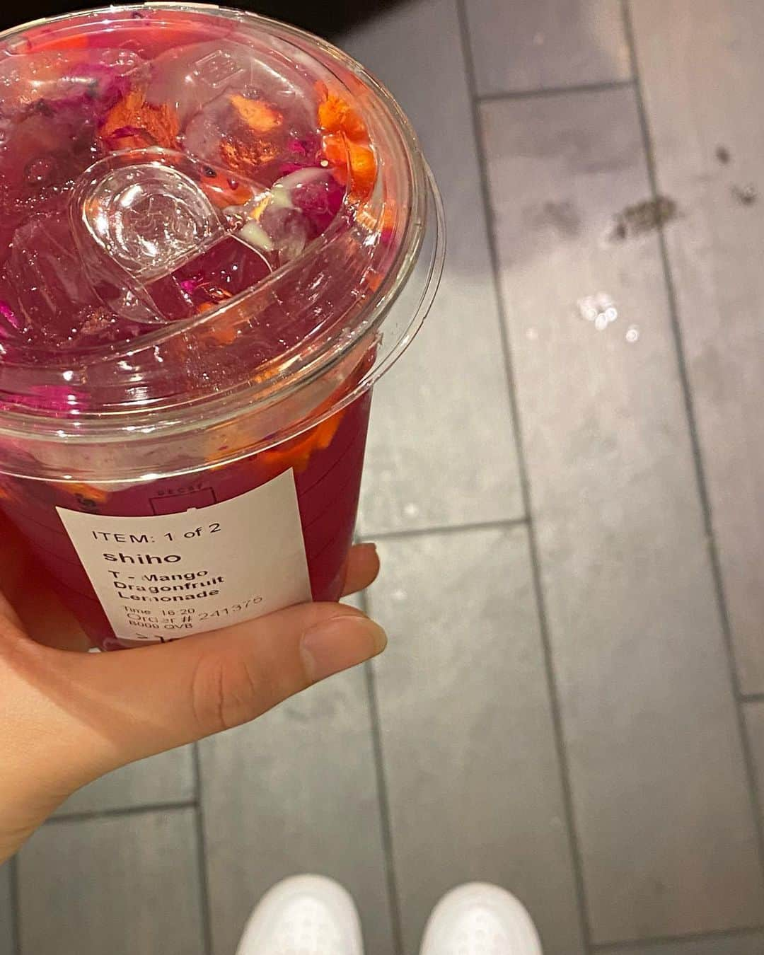 高岡志帆さんのインスタグラム写真 - (高岡志帆Instagram)「Starbucks in🇦🇺 . . #australia #starbucks #lemonade #pinkdrink#starbuckscoffee #australiatravel」8月28日 10時44分 - shiho_t05