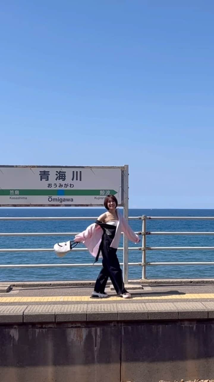 みひろのインスタグラム：「#日本一海に近い駅 🚃 #青海川駅   #新潟 #おすすめスポット #新潟観光 #日本海 #海 #柏崎市 #柏崎 #柏崎市名所 #地元 #鯨波 #くじら #くじらの噴水 🐳 #観光名所 #夏の思い出 #夏休み #新潟激暑  #心友 と#地元巡り」