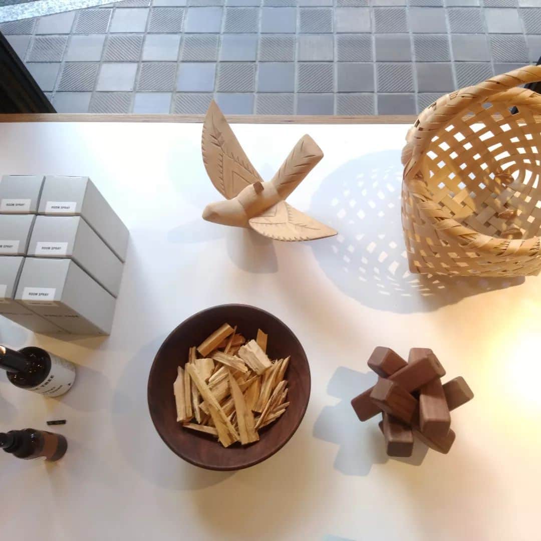Pho 321 Noodle barのインスタグラム：「-🇲🇽からやって来たearly birdも羽根やすめ中　定休日のplaymountain tokyoよりおはようございます。  本日のin-flight meal boxes/plateは「thit ga bam 鶏そぼろ　まほろ🐴農場さんのholy basil炒め🌱」「fish トムヤム鯖」 日替わりデリは「ゴーヤのマリネ」「緑豆春雨の🇹🇭カリ－炒め」からスタートです🏃‍♀  工夫しながら楽しみながら(whole treeシリーズの薫や響　palosantには沢山助けられました)この猛暑を乗り切った　からだの疲れも　すこしずつ出てくる頃かと思います。 温かなやさしいsoup(美桜鶏・季節野菜・3種の魚介) bun(冷/温)　3rdもたっぷり揃え 今週も　無理なく　安全飛行でまいります✈︎✈︎✈︎  August 28th 28août🌋🎣  11:30am opening  5:30pm last flight 6pm closing  lunch box reservation  chicken/fish each 1300jpy tax in 03 6432 9586(5:30pm last call)  pho321 noodle bar  #pho321 #pho321noodlebar  #mondaymotivation #inflightmeal #protecttrees #holybasil #palosanto」
