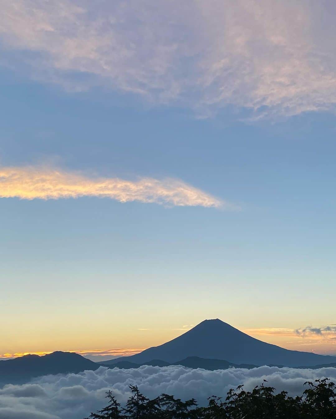 熊谷真実さんのインスタグラム写真 - (熊谷真実Instagram)「目が覚めたらこの景色が！！  とにかくびっくりして外へ飛び出しました！  雲海もはじめてみました。 こんなに美しい富士山は久くみていませんでした。  毎年来るかたも久しぶりだとおっしゃっていました  #ご来光 #七面山からの富士山  #七面山からの富士山御来光   #熊谷真実」8月28日 10時55分 - mami_kumagai310