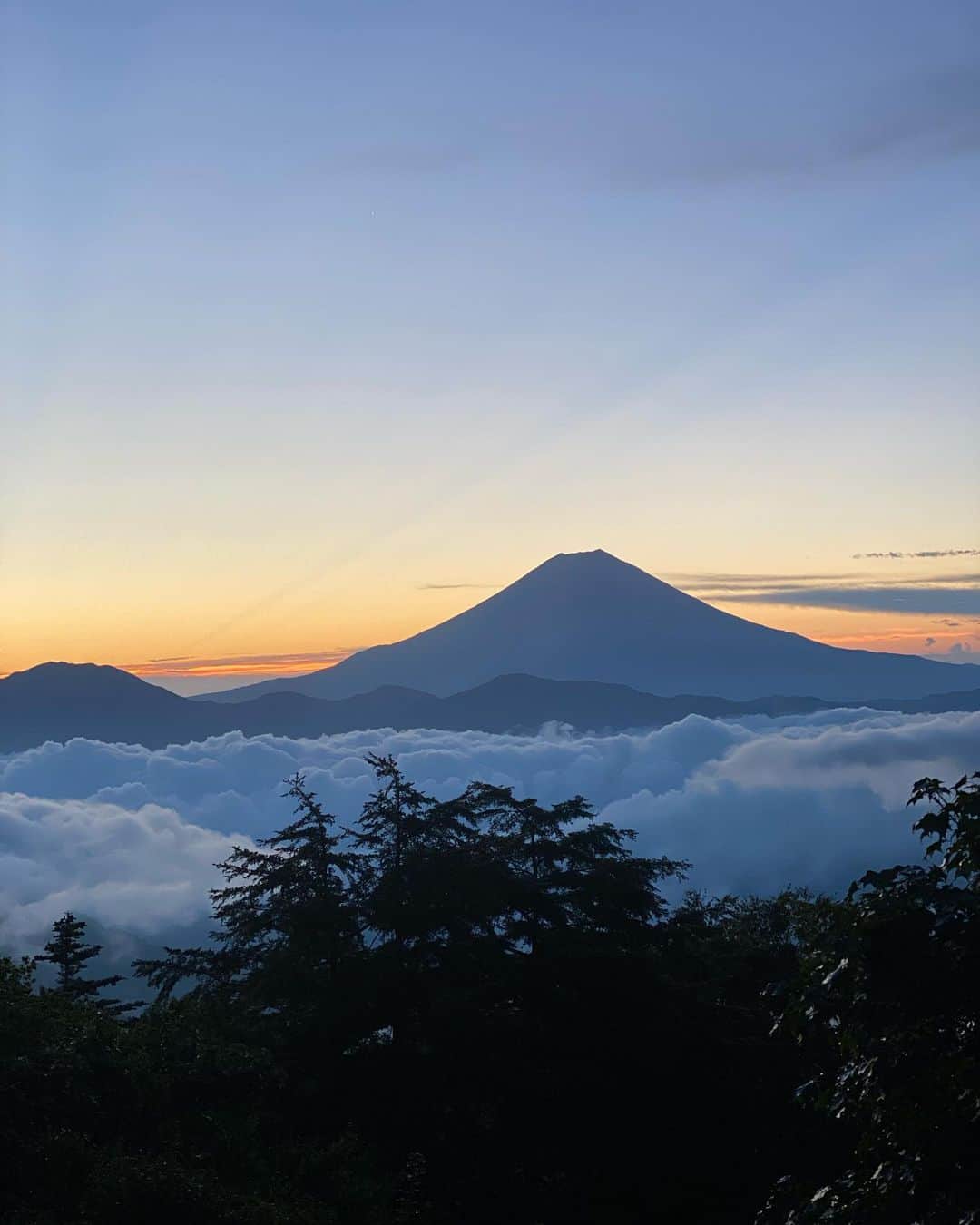 熊谷真実さんのインスタグラム写真 - (熊谷真実Instagram)「目が覚めたらこの景色が！！  とにかくびっくりして外へ飛び出しました！  雲海もはじめてみました。 こんなに美しい富士山は久くみていませんでした。  毎年来るかたも久しぶりだとおっしゃっていました  #ご来光 #七面山からの富士山  #七面山からの富士山御来光   #熊谷真実」8月28日 10時55分 - mami_kumagai310