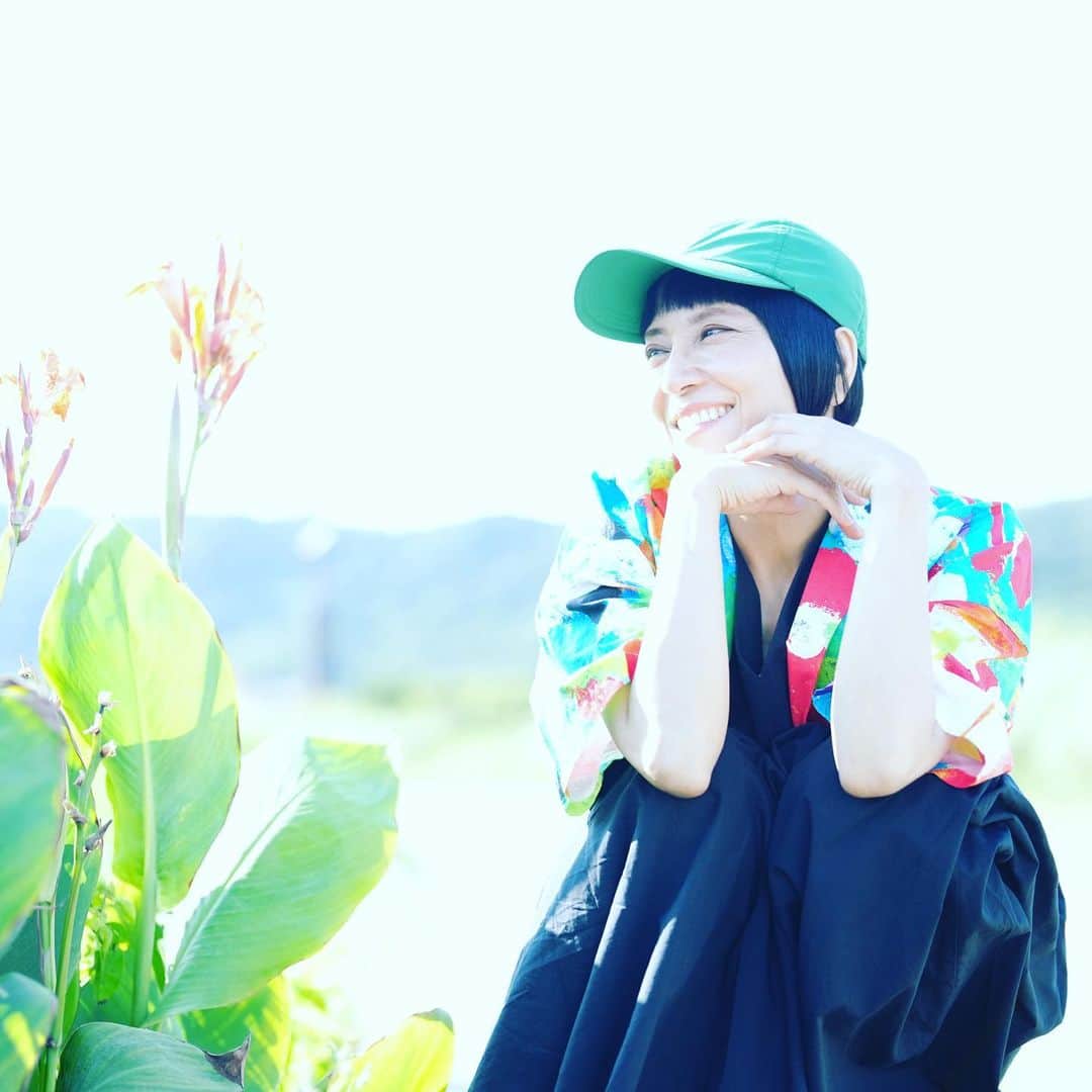 奥井亜紀のインスタグラム：「八月もあと少し。 隣り合わせたお花たち みんなどうしているかしら 当たり前だけど 暑かっただろうなあ☀️」