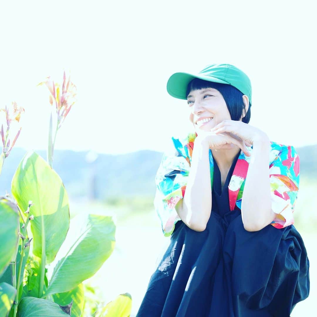 奥井亜紀さんのインスタグラム写真 - (奥井亜紀Instagram)「八月もあと少し。 隣り合わせたお花たち みんなどうしているかしら 当たり前だけど 暑かっただろうなあ☀️」8月28日 11時00分 - akiokui