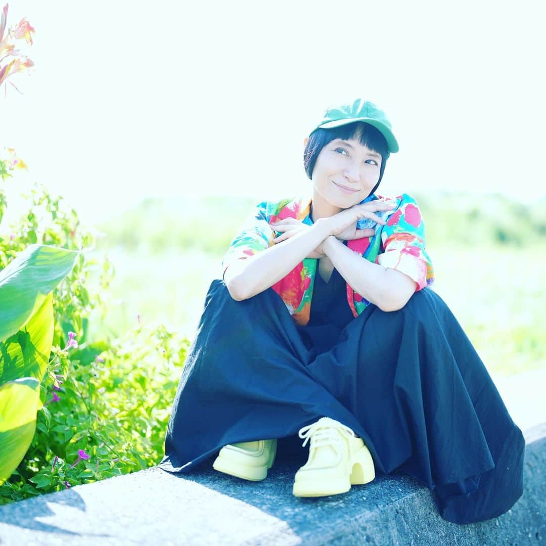 奥井亜紀さんのインスタグラム写真 - (奥井亜紀Instagram)「八月もあと少し。 隣り合わせたお花たち みんなどうしているかしら 当たり前だけど 暑かっただろうなあ☀️」8月28日 11時00分 - akiokui