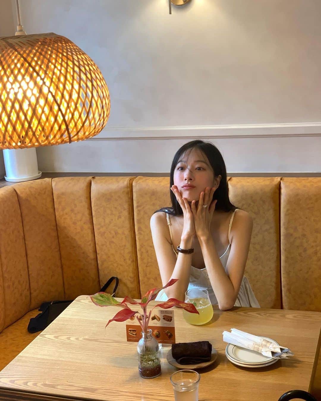 ミナ のインスタグラム：「비 오는 월요일 아무거나 모음zip  1-2 성수동 가면 종종 찾는 샌드위치집🥪 다 맛있는데 이 날 특히 차슈 샌드위치의 숙주가 아삭아삭 맛있었고 샐러드랑 스프도 맛있어서 클린하게 먹기 좋은 맛집 @la_girafe_sandwich   3-5 요즘 빠진 브랜드 중 하나인 @gabriellee_official 가을엔 얼마나 더 예쁘려나🖤  6-7 진득하게 앉아 책 한 권 다 읽은게 언제였는지..📖 일과 휴식과 취미와 빈둥거림을 다 적당히 누릴 수는 없을까(욕심)  8 비 오는 날엔 따뜻한 쑥차🍵 성수 핫플 카페도 많지만 고요하게 시간 보내고 싶을 때 찾는 @magpie.and.tiger」