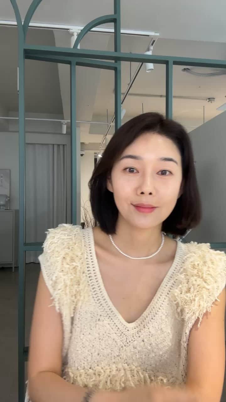 パク・タミのインスタグラム：「- 오늘도 라방 데잇 함께 해주셔서 감사해요~ 샴푸 처음 만나보시는 분들도 계시니~ 스마일리 리프레시 샴푸 설명 드릴게요^^  이런 분들 꼭 사용해주세요~  1. 정수리 냄새로 고민중인 청소년 2. 샴푸 하나로 트리트먼트 효과까지 3. 힘이 없고 쉽게 기름지는 모발 4. 예민한 두피로 인해 안전한 제품을 찾는 중년 5. 향료에 민감한 임산부, 유아  샴푸 특성  1 pH약산성  두피는 피부보다 모공이 넓어 피지 분비가 왕성합니다.  혈관과 신경 분포가 더 풍부하게 발달되어 있어  매우 민감하기 때문에 pH밸런스가 무너지기 쉽죠~ 약산성 샴푸는 건강한 두피와 비슷한 pH 지수를 띄며 자극이 적어요. 두피에 쌓인 피지를 완전히 제거하기 보다 최소한만 제거해 두피가 자생력을 키울 수 있도록 도와주는 것이 중요합니다.^^  2 자연 유래 계면활성제  3 쫀쫀 풍성 거품  4 저자극, 우수한 세정력  5 전성분 EWG 그린등급(향료제외)  모발 강화 성분 - 미역추출물, 케라틴, 밀크 단백질, 6종 펩타이드 두피 강화 성분 - 세라마이드, 멘톨, 판테놀, 아데노신 보습 특허 성분 - NB P-Complex™, MOIST PLUS FC  6 달콤시원 시그니처 향  전문 조향사가 블랜딩한 향료로 정신적인 피로도까지 풀어줄 수 있는 카멜리아와 멘톨이 어우러진, 폴라탐의 시그니처 향입니다^^  한정수량 귀여운 폼포미 리미티드 에디션~ 놓치지 마세요~~^^」