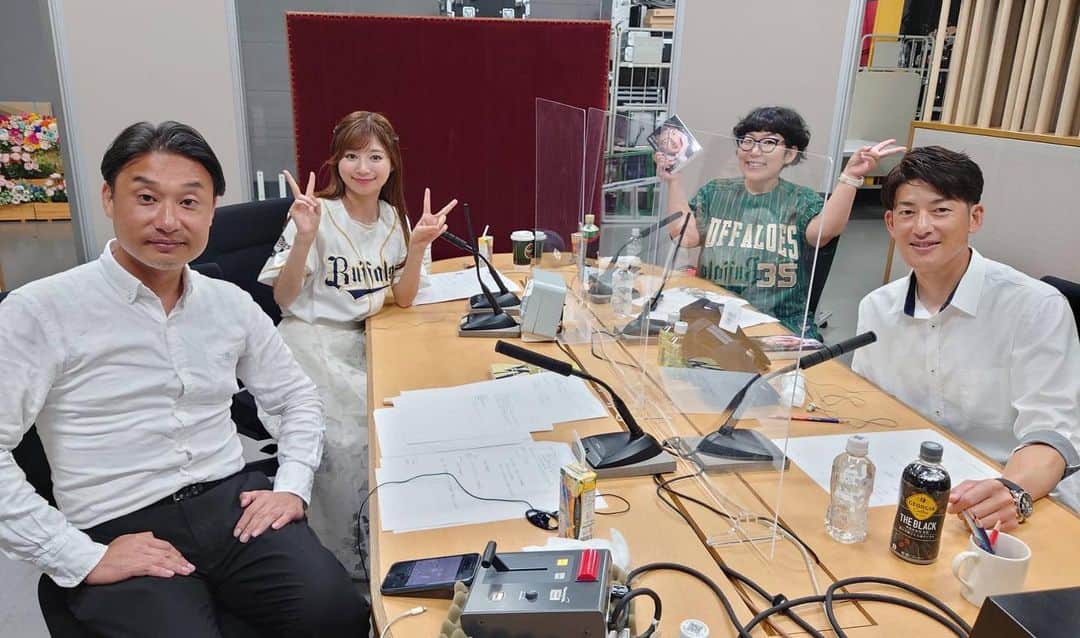 竹村美緒のインスタグラム：「. . . 時差投稿続きます🫡  MBSラジオのオリックス特番で 能見篤史さん チキチキジョニー石原さん 井上雅雄アナウンサーと。  完全無欠なイメージの能見さんが仮免試験に3回落ちたエピソードはギャップすぎました🤣  選手インタビューの音声を改めて聞く表情が、とても朗らかな笑顔で優しいお兄さん感が滲み出ていらっしゃいました。  時間を気にせず喋り続ける３人をまとめ上げてくださった井上アナ。  チキチキ石原さんは収録後も沢山のタオルを詰め込んだパンパンの鞄を抱えて京セラへ向かわれていました👼🏻  みんなで「好き」を語れる時間。 幸せでした〜。 . . . . #オリックスバファローズ #orixbuffaloes #ベースボールパーク」