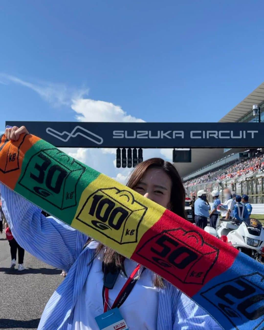 吉田志織のインスタグラム：「@supergt_official 第5戦！ はじめての鈴鹿サーキットで 2日間たくさん応援しました！☺️✨  画面を通して観るレースも大好きですが、 実際にサーキットで観るレースは 本当にとても×100速くて、 すべてがかっこいいです！！！😭✨✨  汗と涙と 身体の水分をぜんぶ捧げました😂✨  #SUPERGT #AUTOBACSSUPERGT #応援」