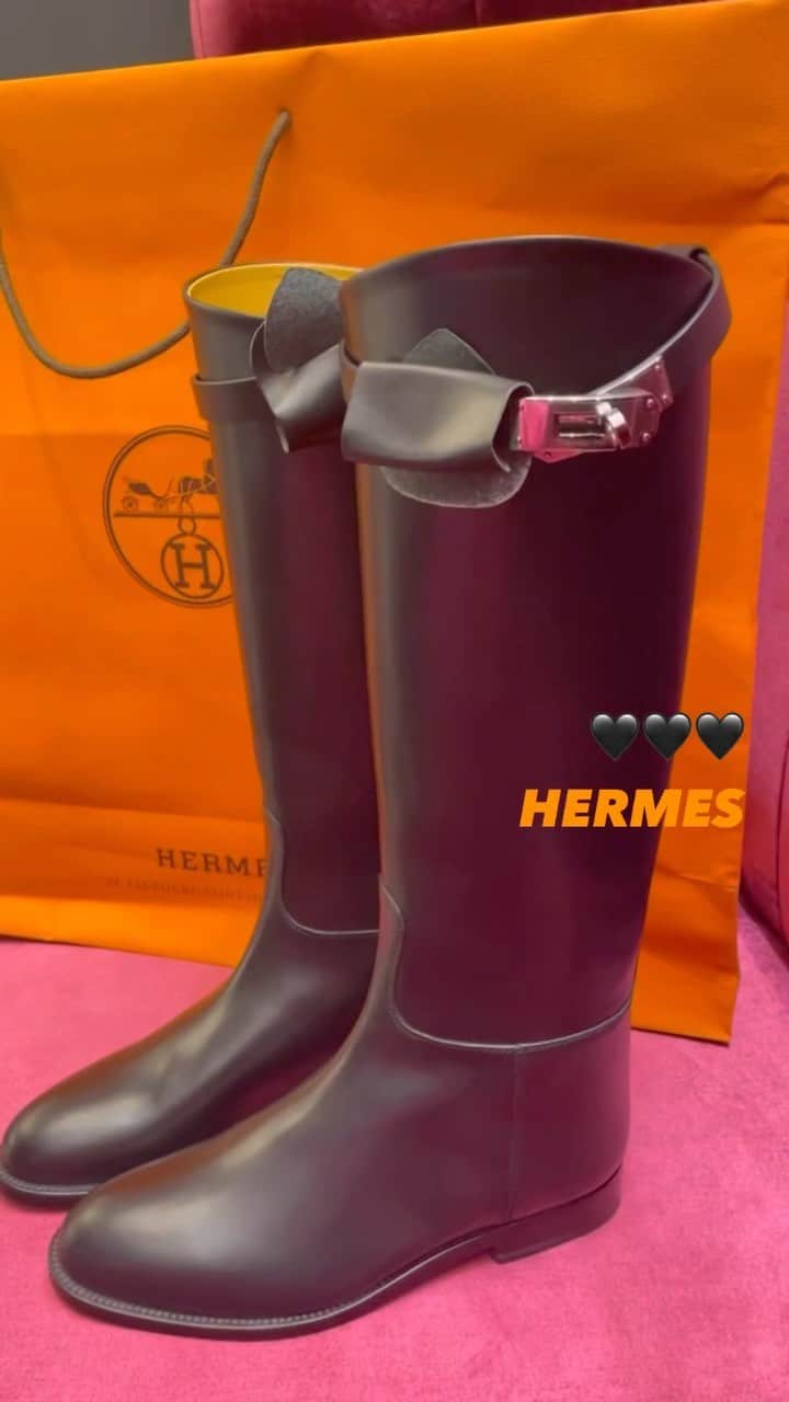 ETSUKOのインスタグラム：「第一弾🫡 夏になったら秋冬支度始まる🖤🖤🖤 冬物高いから大変だ🤑 ずっーと欲しかったジョッキーブーツ🐎 裏張りもHERMES様にだしました🍊 第二弾は気が向いたらアウター載せます🧥🧸  #冬支度#購入品#boots#hermes #ブーツ#ジョッキーブーツ#エルメス#オーソドックス」