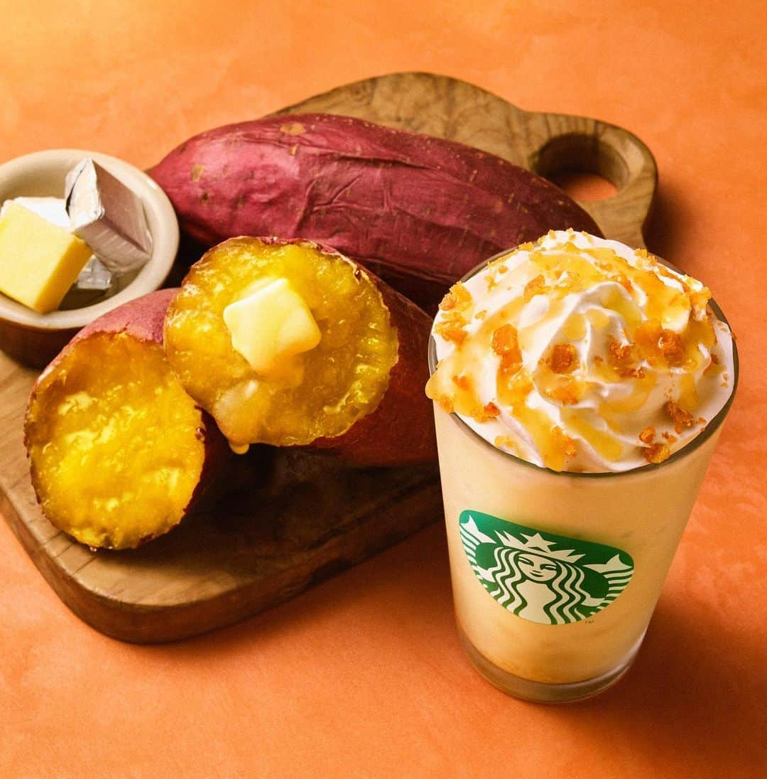 スターバックス JPのインスタグラム：「🍠🧈💛 9/1(金)『#おさつバターフラペチーノ』が新登場🍁 ホクホクの焼き芋に、溶けたバターがじゅわり😋 「おさつバター」をイメージした甘じょっぱい味わいの一杯です。  どうぞお楽しみに😉  #新作フラペチーノ #スターバックス」