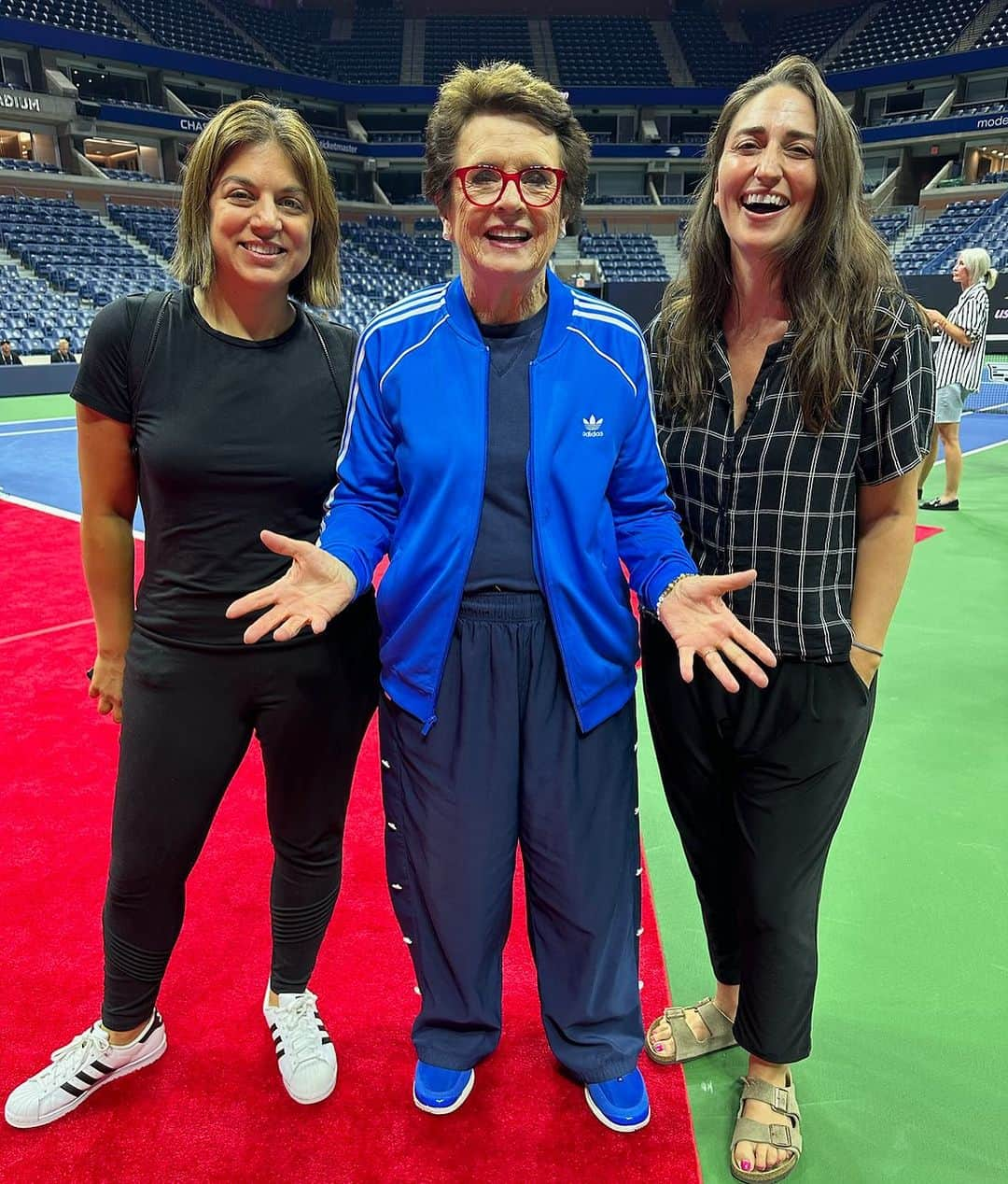 サラ・バレリスのインスタグラム：「There is nobody like her. She has walked the walk in the name of equality and justice since the beginning of her career, and tomorrow, at opening day of the @usopen, we celebrate 50 years since  @billiejeanking changed the game and the way women were seen and valued by securing equal prize money!! Her relentless pursuit forged a movement that changed an industry and the world, and to know her is to know one of the most bright, curious, interested, charismatic, intelligent, passionate people on earth. Thank you Billie for being YOURSELF, and inviting me and my right hand (literally) @nadiadigiallonardo to serenade you and your unbelievable legacy. You always dared to believe in something better, and so it came to be. Let us all learn from you!   #billiejeanking #usopen #brave #equalitymatters #badass  Photo: the undeniable @cooksandking」