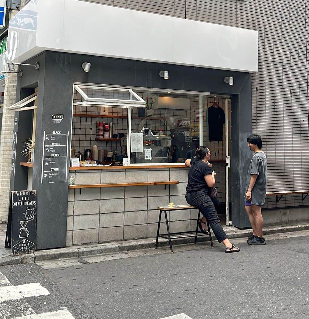 ABOUT LIFE COFFEE BREWERSさんのインスタグラム写真 - (ABOUT LIFE COFFEE BREWERSInstagram)「【ABOUT LIFE COFFEE BREWERS 道玄坂】 　 It's a comfortable climate today☀️  We are also waiting for you to use the terrace seats🌱🪑   open until 18 pm 🏃  今日はとても過ごしやすい気候なので テラス席のご利用がおすすめです✨  本日も18時まで営業してます👬  🚴dogenzaka shop 9:00-18:00(weekday) 11:00-18:00(weekend and Holiday) 🌿shibuya 1chome shop 8:00-18:00  #aboutlifecoffeebrewers #aboutlifecoffeerewersshibuya #aboutlifecoffee #onibuscoffee #onibuscoffeenakameguro #onibuscoffeejiyugaoka #onibuscoffeenasu #akitocoffee  #stylecoffee #warmthcoffee #aomacoffee #specialtycoffee #tokyocoffee #tokyocafe #shibuya #tokyo」8月28日 11時24分 - aboutlifecoffeebrewers