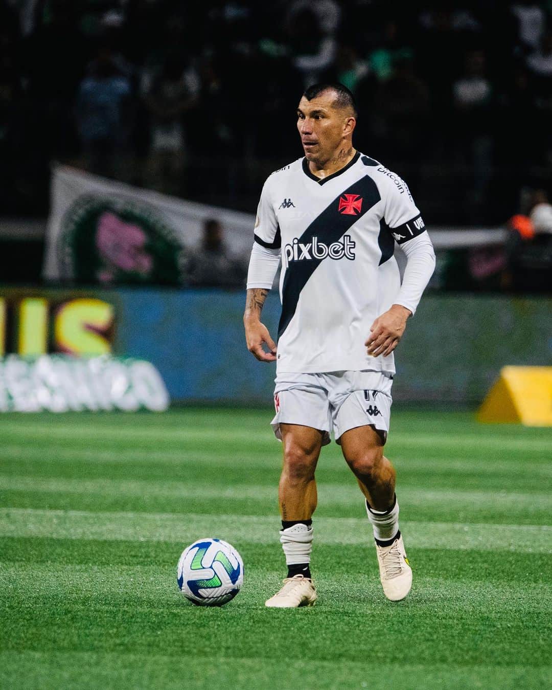 ガリー・メデルのインスタグラム：「Uma partida difícil 😞 lutamos muito até o fim do jogo, mais não conseguimos o resultado. Agradeço a toda torcida pelo apoio de sempre 🙏 Seguimos lutando juntos💪💢  #gigantedacolina  #GM17」