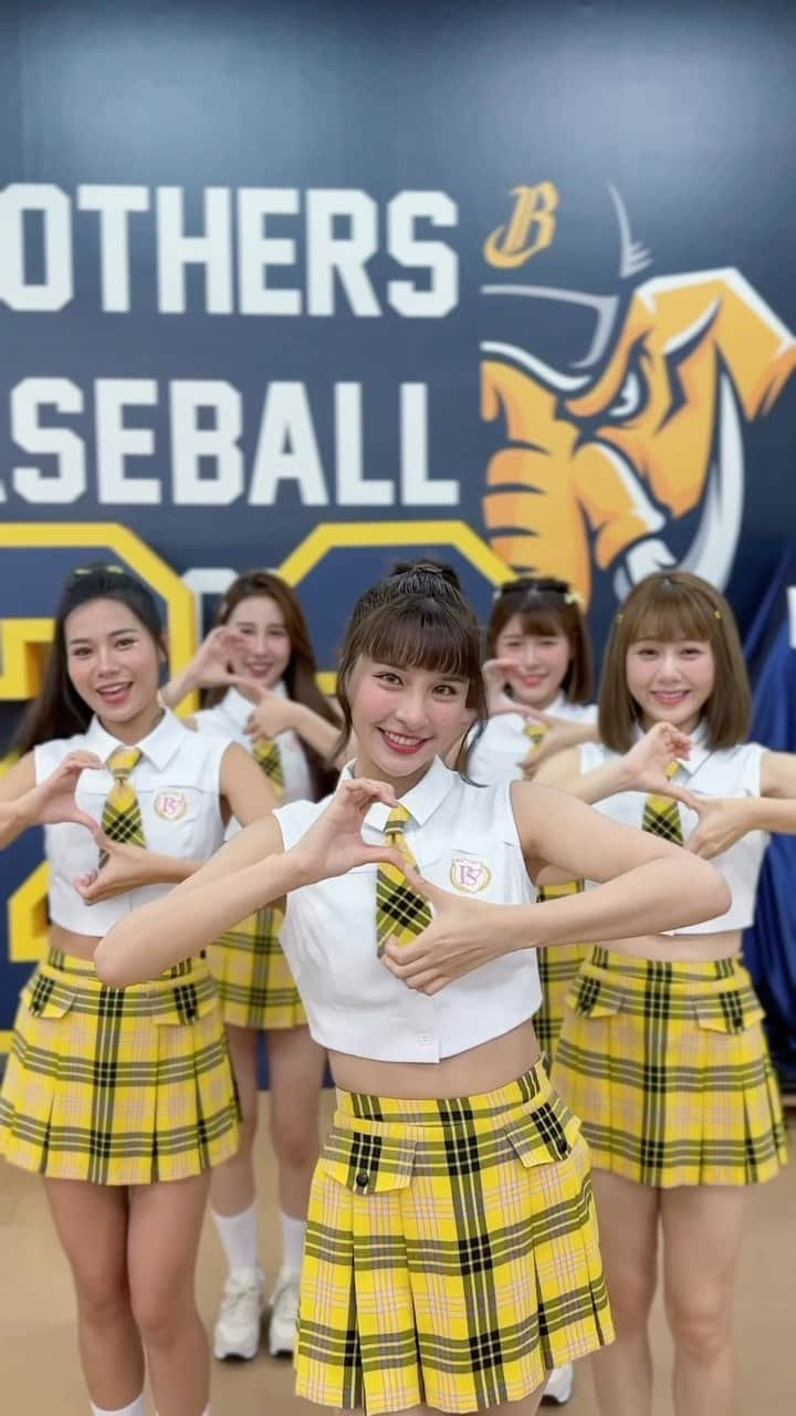 峮峮のインスタグラム：「Blue Monday 不 blue 💛 早餐來份全糖的我們🥰🥰🥰  @passion_sisters_official  @qun_04  @yuner.31  @ying_in0329  @bobo.0715」