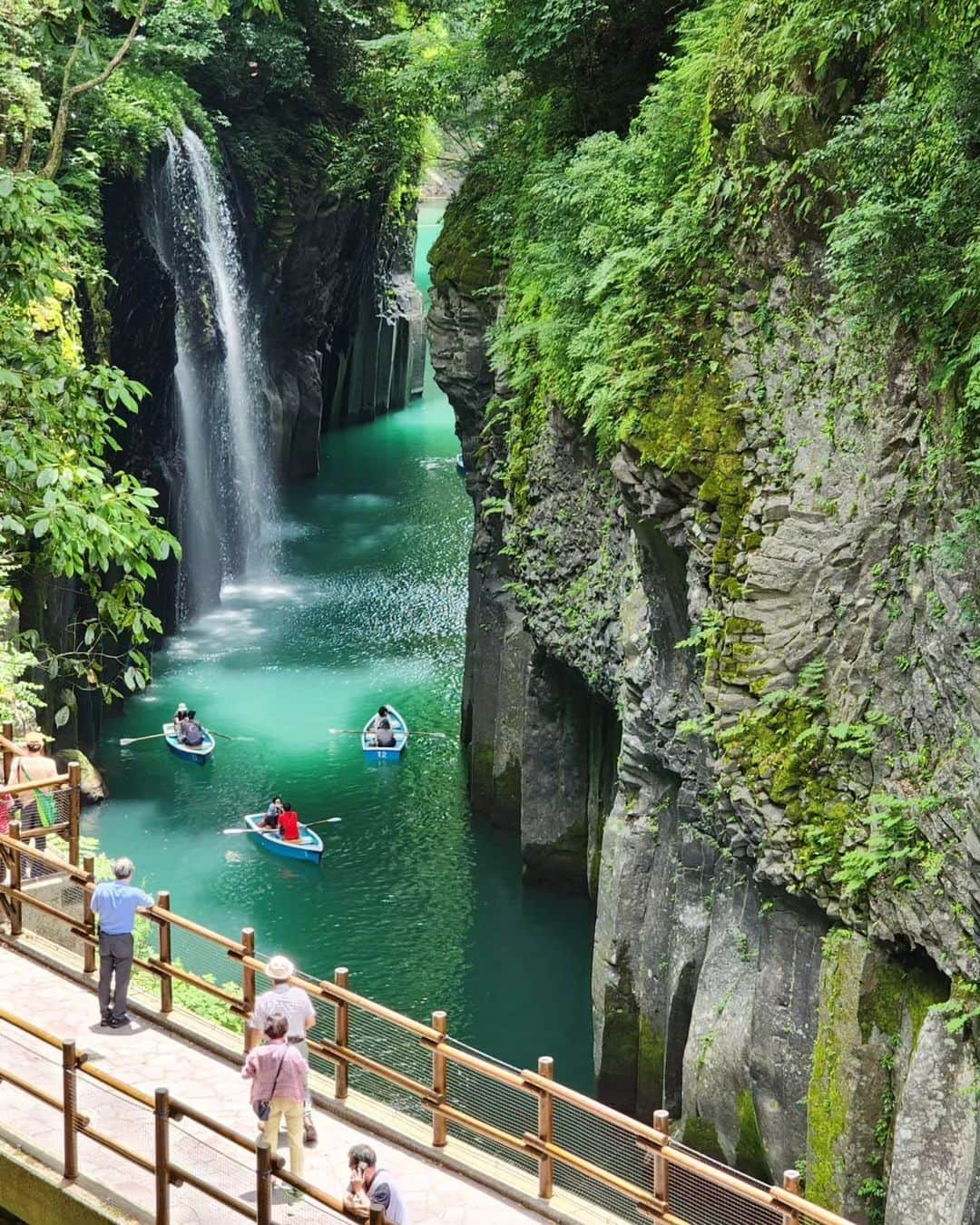 吉松育美さんのインスタグラム写真 - (吉松育美Instagram)「📍Takachiho in Miyazaki Pref. is where Japanese #mythology , Gods and the emperial bloodline began.   It's such a special place... You can FEEL the energy. It's an absolutely must-visit destination in Japan. 🇯🇵  #高千穂峡 は日本神話の舞台となった場所で #天孫降臨の地 としても知られる場所💫  #パワースポット としても知られ✨️とても神秘的で素晴らしい場所でご縁がありお仕事をさせていただきました🙏 日本人であるならば一度は訪れたい場所のひとつですよ✨️  #高千穂峡 #宮崎県 #takachiho」8月28日 11時18分 - ikumiyoshimatsu