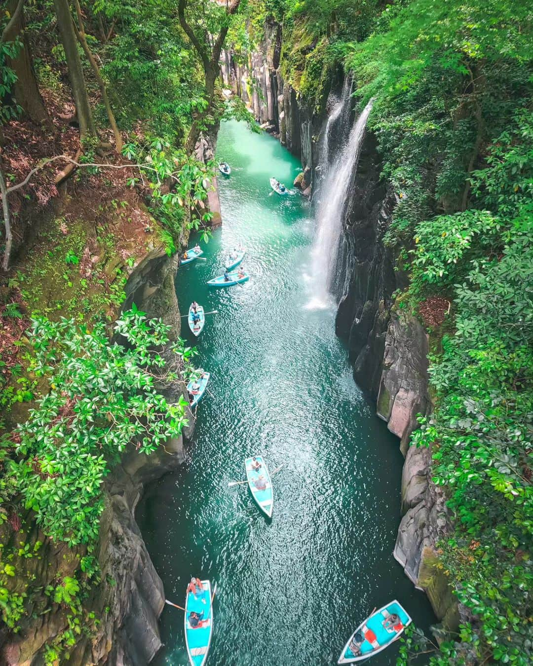 吉松育美さんのインスタグラム写真 - (吉松育美Instagram)「📍Takachiho in Miyazaki Pref. is where Japanese #mythology , Gods and the emperial bloodline began.   It's such a special place... You can FEEL the energy. It's an absolutely must-visit destination in Japan. 🇯🇵  #高千穂峡 は日本神話の舞台となった場所で #天孫降臨の地 としても知られる場所💫  #パワースポット としても知られ✨️とても神秘的で素晴らしい場所でご縁がありお仕事をさせていただきました🙏 日本人であるならば一度は訪れたい場所のひとつですよ✨️  #高千穂峡 #宮崎県 #takachiho」8月28日 11時18分 - ikumiyoshimatsu