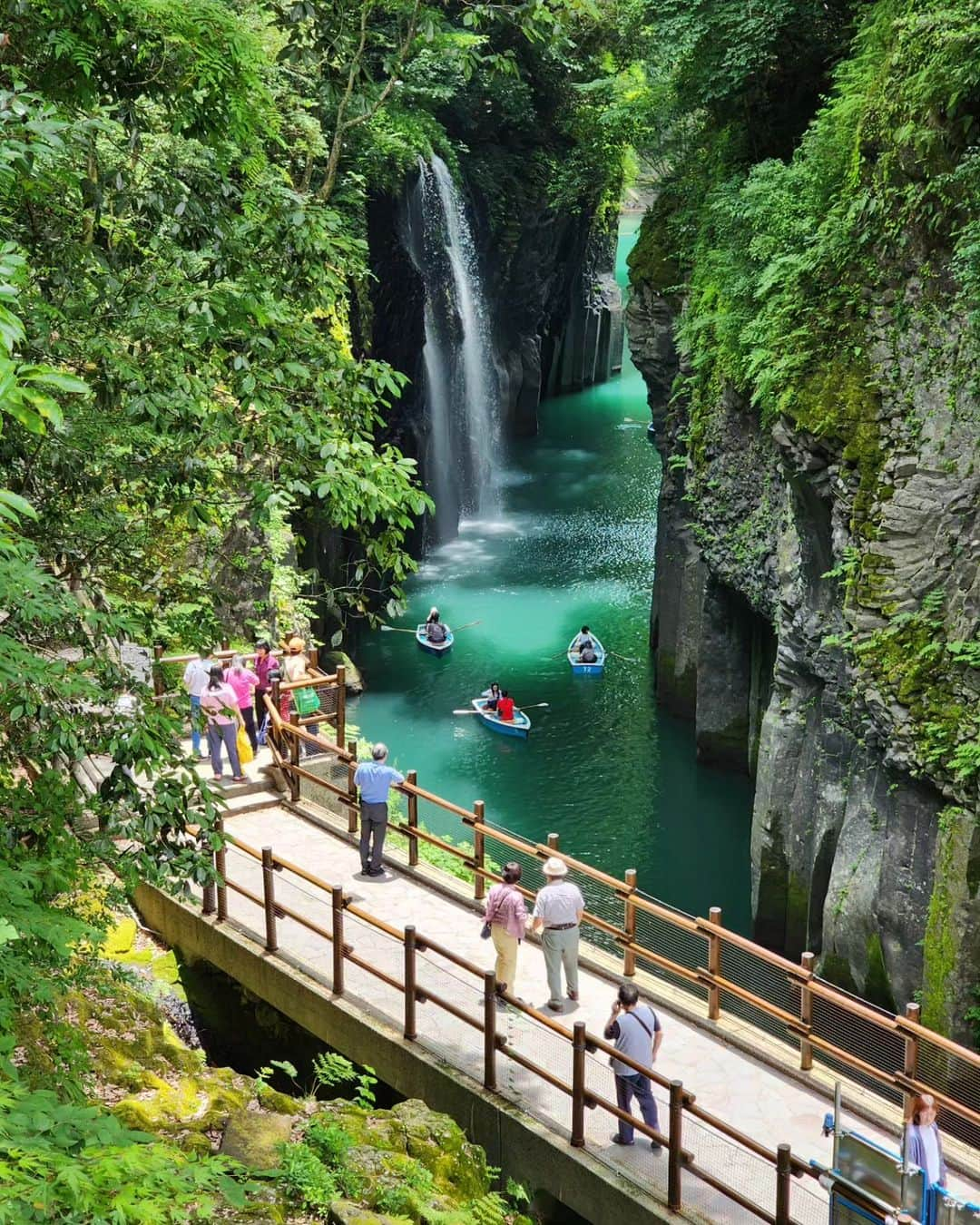 吉松育美さんのインスタグラム写真 - (吉松育美Instagram)「📍Takachiho in Miyazaki Pref. is where Japanese #mythology , Gods and the emperial bloodline began.   It's such a special place... You can FEEL the energy. It's an absolutely must-visit destination in Japan. 🇯🇵  #高千穂峡 は日本神話の舞台となった場所で #天孫降臨の地 としても知られる場所💫  #パワースポット としても知られ✨️とても神秘的で素晴らしい場所でご縁がありお仕事をさせていただきました🙏 日本人であるならば一度は訪れたい場所のひとつですよ✨️  #高千穂峡 #宮崎県 #takachiho」8月28日 11時18分 - ikumiyoshimatsu