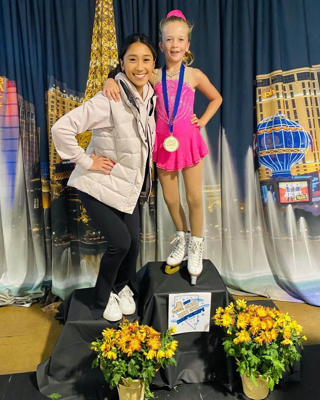 ジェシカ・カラランさんのインスタグラム写真 - (ジェシカ・カラランInstagram)「Quick get away to Las Vegas for Zack’s club competition! What a great experience for everyone to travel out of state + compete in a new environment against other skaters from Nevada. Each skater had their own challenges at this competition + they tackled their programs like champs! 🏆 Giving our skaters every opportunity to step out of their conform zone & having them grow as a skater + a human can only benefit them. They were SO supportive of one another & it makes my heart happy 🤍⛸️」8月28日 11時19分 - jessicacalalang