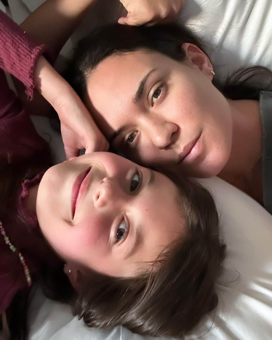 オデット・アナブルさんのインスタグラム写真 - (オデット・アナブルInstagram)「Sunday to Sunday  1. Lazy cuddles in bed 2. Will never get over these two together 3. Feeling myself after new hair  4. Perfectly designed game  5. 🥰 6. Lyle Lovett blew me away in every way.  7. After school dance parties 8. ACL live is my favorite venue in Austin 9. I love ACL live so much, I went twice this week. Hi Kidz Bop ;)  10. Charlie was into it. Mostly.」8月28日 11時20分 - odetteannable
