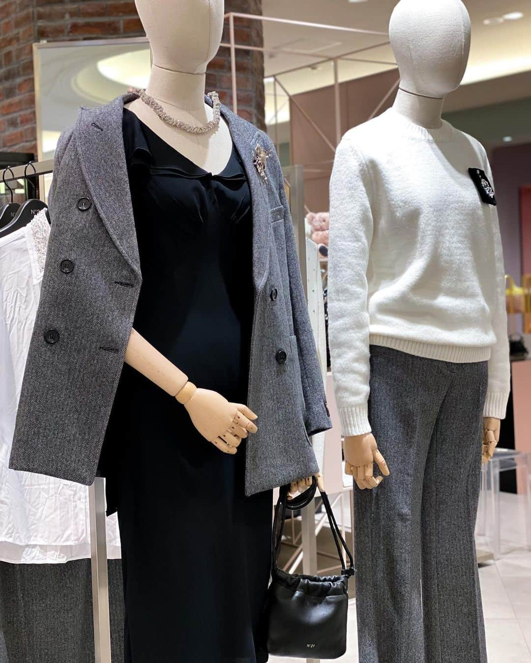 HANKYU.MODEさんのインスタグラム写真 - (HANKYU.MODEInstagram)「. N°21 23 PRE FALL COLLECTION  At 3F MODE  「N°21」より、プレフォールコレクション新作アイテムをご紹介。 取り外し可能のビジュー付きニットや、ドレスはジャケットを羽織りカジュアルダウンも。レオパードのマフラーやローファーなど、小物もラインアップ。  Page1 左）ジャケット　217,800円 ドレス　100,100円 バッグ　69,300円 ネックレス　28,600円 ブローチ　16,500円  右）ニット　86,900円 パンツ　75,900円  Page2‐4 バッグ　97,900円 ローファー　115,500円  Page5　ドレス　100,100円 Page6,7　ワンピース　121,000円 Page8　シューズ　97,900円  Page9 キャップ　31,900円 マフラー　60,500円  #N21 #ヌメロヴェントゥーノ #ヌメロ #hankyumode #hankyu #阪急うめだ本店 #うめはん #ファッション #ジャケット #ローファー#マフラー #レオパード #hankyumode23awouter #hankyumode23awshoes」8月28日 12時00分 - hankyumode