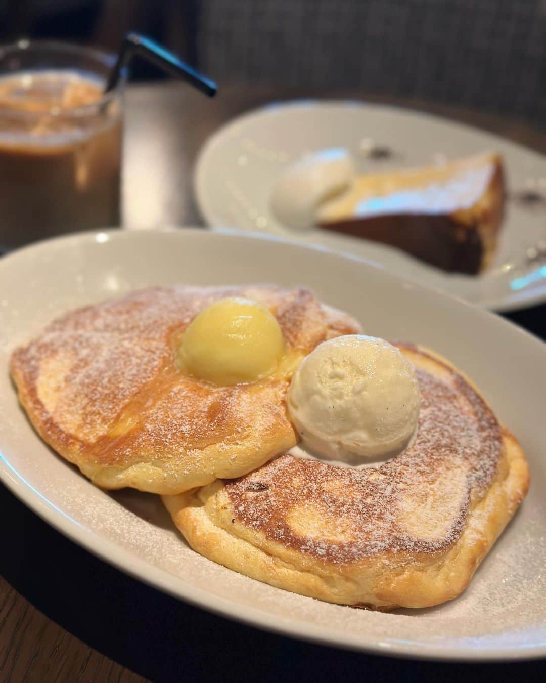のインスタグラム：「🥞🧀☕️ 📍3rd.BAR&GRILL RESTAURANT / 吉祥寺   絶品バスクチーズケーキと ふわとろパンケーキ🥞が大人気✨ @3rd.dining へ行ってきました！  有楽町にある姉妹店  6th by orientalhotelで大人気となった バスクチーズケーキは、  吉祥寺でも食べられるようになった！とのことで、 チーズケーキをお目当てに通う人も多いそうです♪  オーダーが入ってから生地を立てる ふわふわのパンケーキは、 バターの塩味とバニラアイス、 メープルシロップの組み合わせが抜群に美味しい🥹 好みの食感とお味でした...♡  香ばしくてサックサク✨ フレンチフライトリュフ&チーズは やみつきの味！また食べたい！！！  他にも気になるメニューが沢山あるので また今度行ってみたいと思います♪  吉祥寺でのブランチやカフェ利用にオススメな 3rd.BAR&GRILL  RESTAURANT ✨  お近くの方はぜひ行ってみてください♪  PR @3rd.dining #吉祥寺カフェ #3rdbarandgrillrestaurant  #吉祥寺グルメ #吉祥寺スイーツ #吉祥寺ランチ #中央線グルメ」