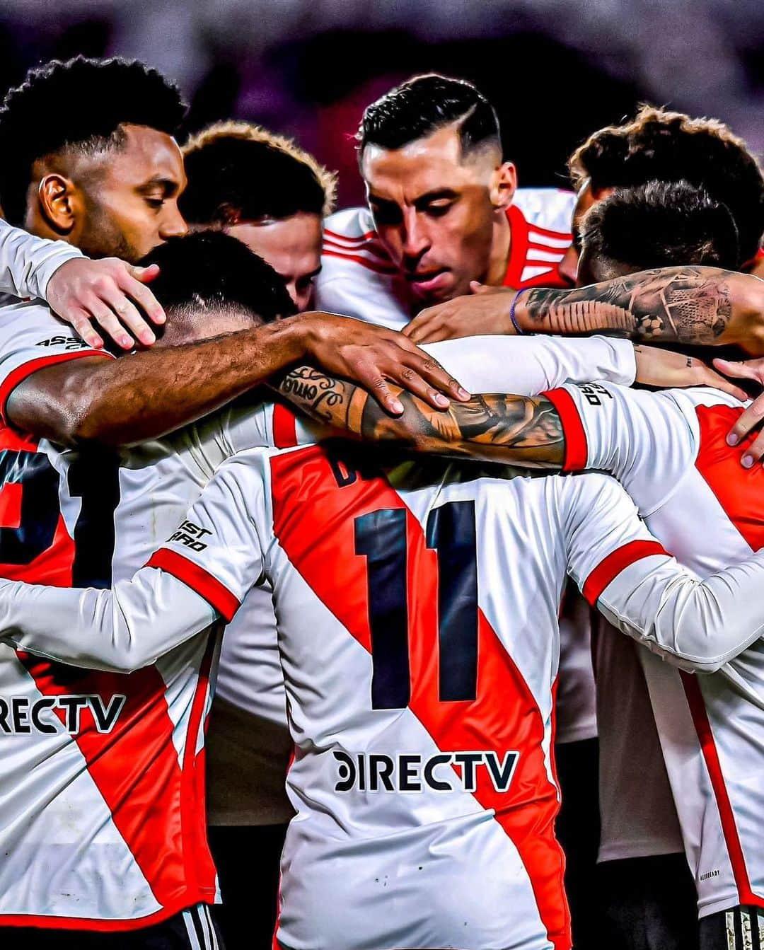 マヌエル・ランシニのインスタグラム：「Que lindo volver al monumental y ganando de esta manera 🤍❤️🤍 vamos river carajo 💪🏼」