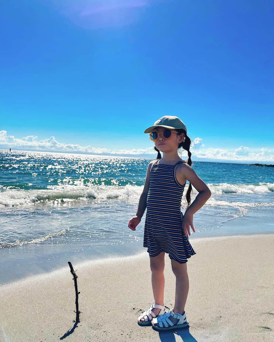 菊井彰子さんのインスタグラム写真 - (菊井彰子Instagram)「3歳最後の日はとっても天気が良くて気持ち良すぎ日☀️🌊  子供達大喜び🐕👧 暑かったけれどリフレッシュできたねぇー。  素敵写真が沢山撮れた📷 晴天の破壊力すごいわー🤩  砂だらけになったのでこの後は ソレイユの丘　@soleil_yokosuka  に移動してドッグランからのお風呂に入って帰りましたとさ♨️  #3歳最後の日  #3歳女の子  #女の子のママ  #葉山海岸  #子連れ海」8月28日 11時40分 - yanakiku_kiku