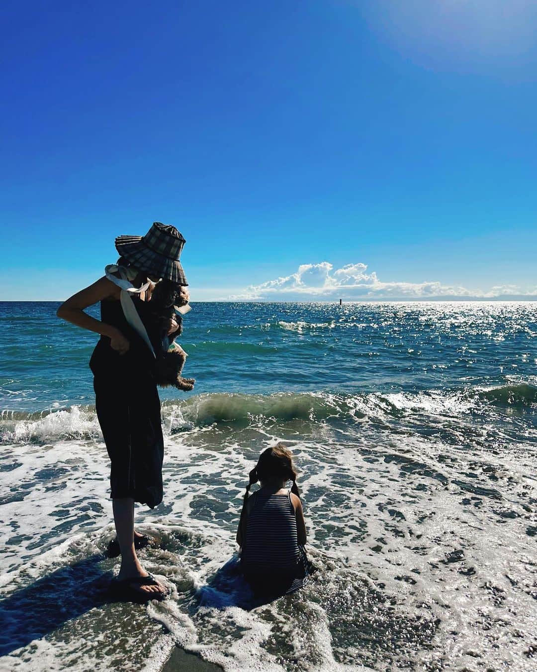 菊井彰子のインスタグラム：「3歳最後の日はとっても天気が良くて気持ち良すぎ日☀️🌊  子供達大喜び🐕👧 暑かったけれどリフレッシュできたねぇー。  素敵写真が沢山撮れた📷 晴天の破壊力すごいわー🤩  砂だらけになったのでこの後は ソレイユの丘　@soleil_yokosuka  に移動してドッグランからのお風呂に入って帰りましたとさ♨️  #3歳最後の日  #3歳女の子  #女の子のママ  #葉山海岸  #子連れ海」