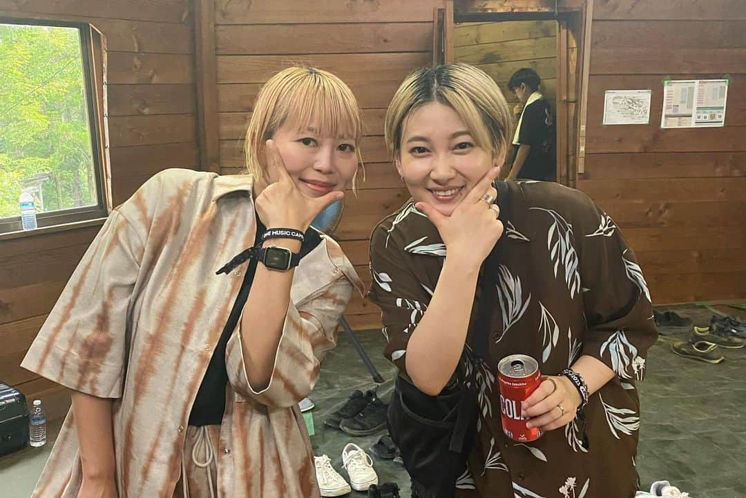 佐藤千亜妃さんのインスタグラム写真 - (佐藤千亜妃Instagram)「昨日は夏フェス納め🎐ありがとうございました！ @onemusiccamp  HISAさんとのアコースティック編成でお届けしました。 兵庫県三田、本当に良いところ⛰🌈久しぶりの友達にも沢山会えて、嬉しかった〜。  photo by @itsumiokayasu  そして、いよいよ来月は東阪ワンマンです🎙 ソロ5周年のお祝いがてら遊びに来てくれたら嬉しい🙌🏻  9/16(土)恵比寿LIQUIDROOM 9/18(月祝)梅田Shangri-La  最強バンド編成&最強セトリでお待ちしてます！ このワンマン以降、しばらくバンド編成でのライブは予定していないのでお見逃しなく🔥  #onemusiccamp2023 #onemusiccamp」8月28日 11時44分 - chiaki_sato0920