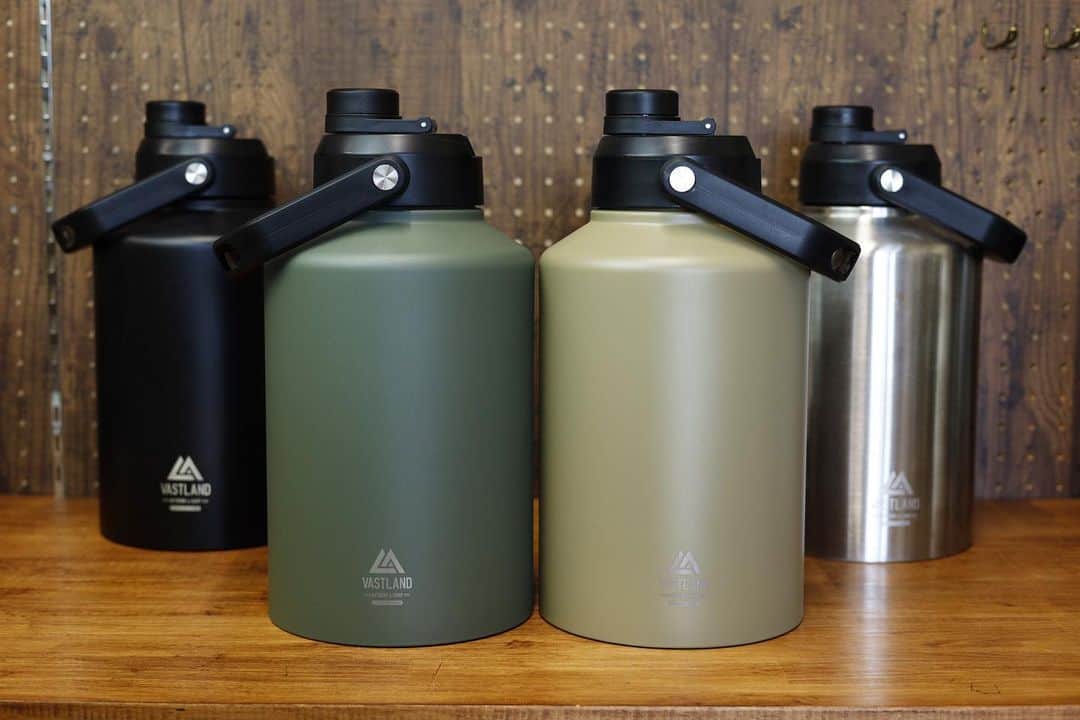 VASTLANDのインスタグラム：「. ／ 大人気商品 アイスコンテナ 3.8L に新色【オリーブ・タン】の2色が仲間入り✨ ＼  外気の熱の影響を受けにくい真空二重構造で長時間氷をキープ😉👍内径85mmの広口設計のため、氷が出し入れしやすい❄️  各ストアにて販売中です🛒  #VASTLAND #ヴァストランド #新商品 #アイスコンテナ #キャンプ #CAMP」