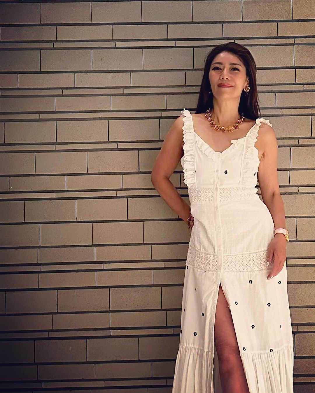 Taki Tanakaさんのインスタグラム写真 - (Taki TanakaInstagram)「#ootd  dress #pameopose  shoes #saintlaurent  necklace, bracelet,earrings #patou  白いコットンのロングドレス。 フリルが可愛い分だけ、裾のボタンはいっぱい外して。 @pameopose ショーの日のコーデ。  #良いもの好きなものを長く愛そう  #outfitoftheday #outfit」8月28日 11時53分 - tanakataki