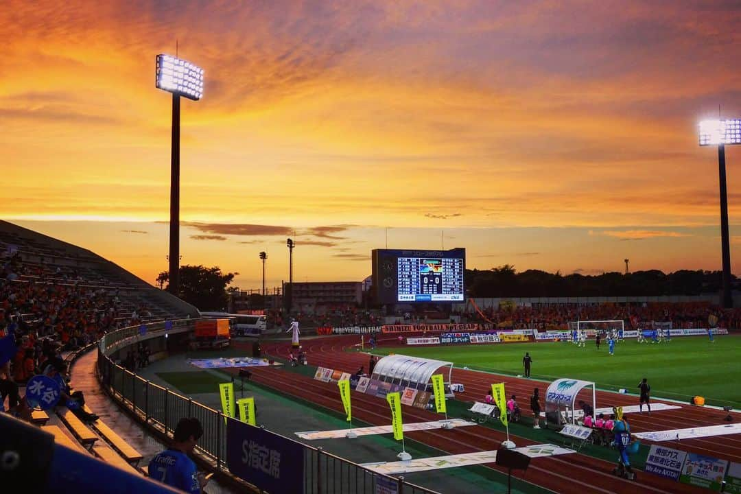 ガーラ・アマノ クリエイティブ部のインスタグラム：「昨日はサッカー⚽️ 夕陽がとてもきれいでした✨️ それにしてもエスパサポさんの応援すごかった… 普段は聞こえないのに昨日は家まで応援が聞こえていたそうです👂  大好きなマルシェで野菜や果物も色々GETできました🍑🫑🍅 フェスも楽しかった🎸  次がホームラストナイターですって🌃 夏が終わるー😭 いやまだ楽しむー！！ 次の試合は久しぶりのレクリエーション部が発動して ガーラのみんなで応援に行くかもしれません📣  #秋田 #秋田県 #秋田市 #ブラウブリッツ秋田 #bbakita #夕陽が綺麗 #マルシェ #cocopelli #bb秋田マルシェ #前回トマトしか買えなかったからリベンジ #リベンジ成功 #ピーマンは嫌いだけどもだ #サッカーのある週末 #ガーラアマノ」