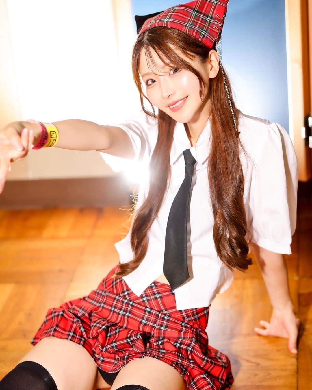 倉坂くるるのインスタグラム：「赤チェックコーデ🐈‍⬛❤️  #コスプレ #コスプレイヤー #cosplay #cosplayer #cosplaygirl #japanesegirl  #角色扮演 #自撮り女子 #costume #coser」