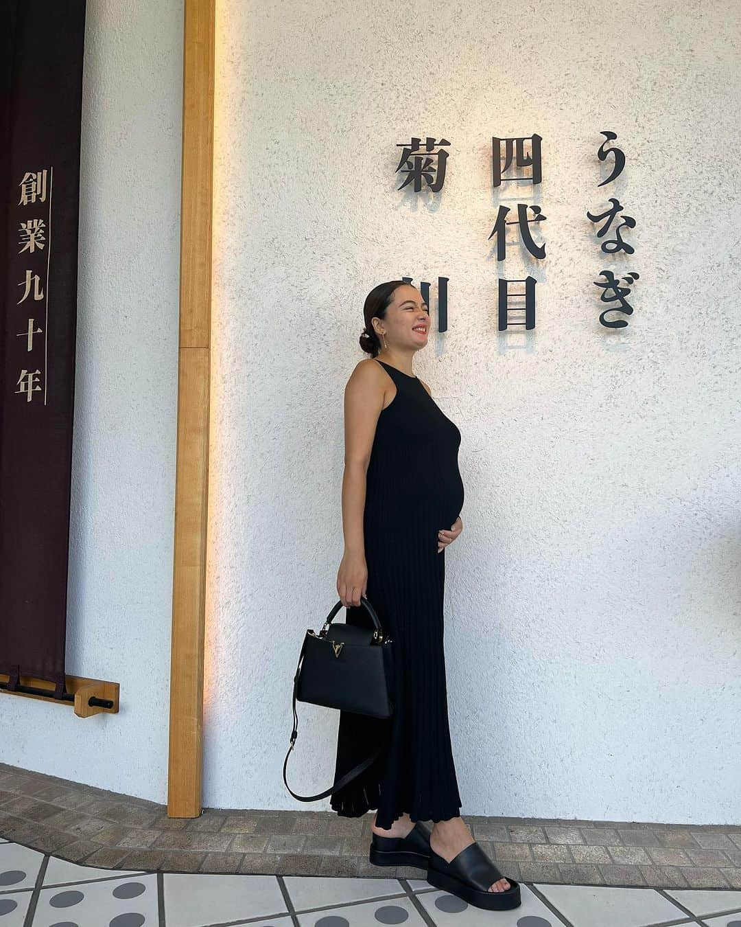 Fabiolla Takinamiさんのインスタグラム写真 - (Fabiolla TakinamiInstagram)「🌹♡#fの妊婦コーデ  . . この日のデート服は @eimyistoire_official  素材も形もお気に入り🌹 . . うなぎ食べすぎたぁ〜 って顔😂😂 . . #妊娠コーデ#26weeks #eimyistoire」8月28日 12時07分 - fabi_olla