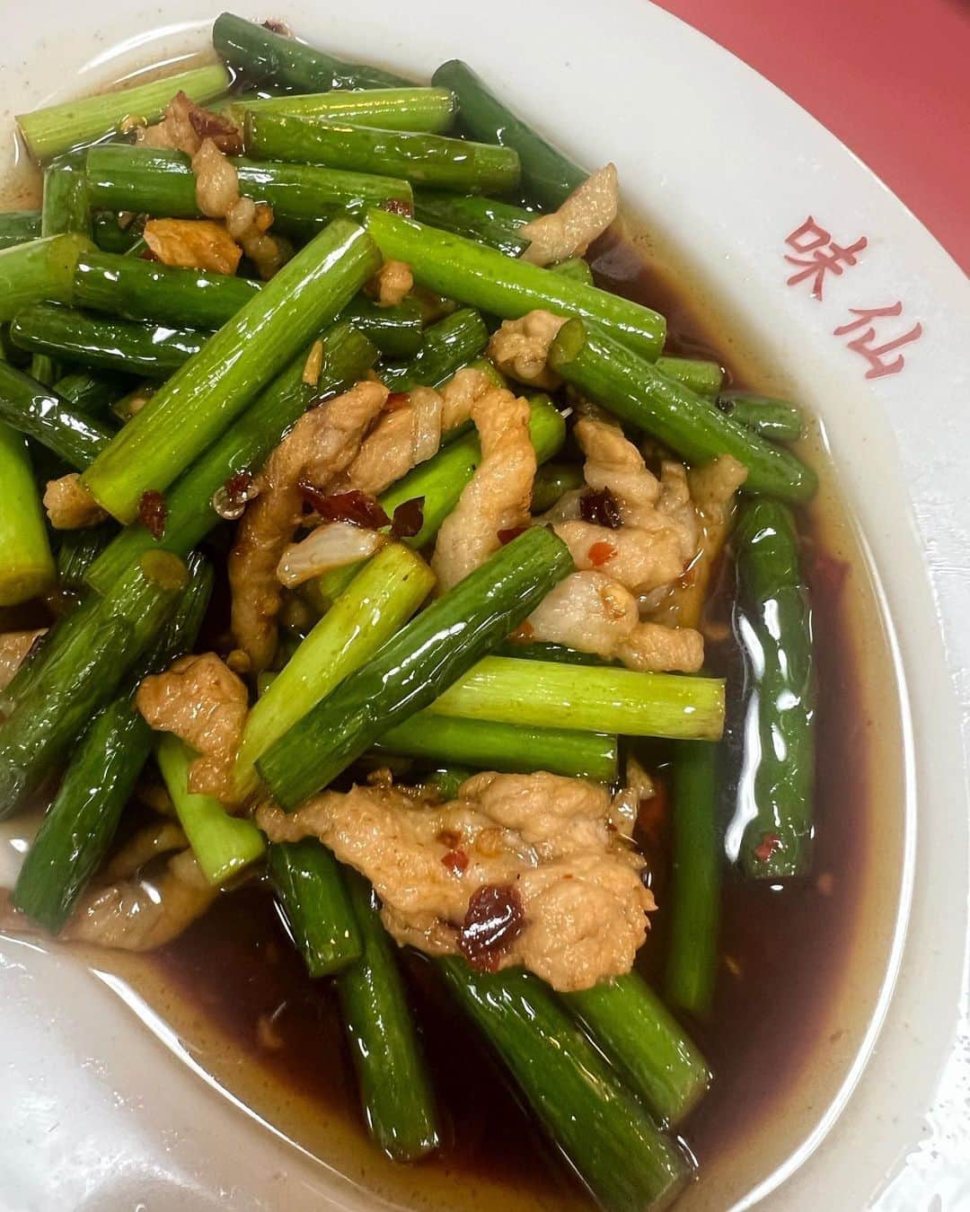 亜弥さんのインスタグラム写真 - (亜弥Instagram)「🍜🍛🌶️ 名古屋観光✌🏾 1件目 アンティークのお店に立ち寄り @storeinfactory  ここはビル一棟全部がお店！USA産のお鍋を購入w💸 2件目　お友達のお店 @cactusclub_nagoya  古着のTシャツGET👚 3件目 焼き鳥屋 【東新町 鳥銀】 @toshincho_torigin  KENくんのお店 @vacation_club_nagoya にも行ったよ🍒🌵  次の日🌞 昼は念願の【味仙】へ @yaba_misen  前回台湾ラーメンの辛くないのを頼んでしまったから 今回はイタリアン(1番辛いのから2番目のやつ) めっちゃ辛かった🥵🌶️ でもやっぱり味仙は美味しかった❤️ その後は、お口直しに大須の団子やさん🍡【新雀本店】へ 1本100円だし美味しいし🥰 お腹いっぱいの名古屋🐷  満腹ルンルンで東京へ帰宅〜 30分走って車死亡…😱 代車に乗って(日本車って軽い)🚙 ルンルンで帰りました❤️  @eight89 くん何から何まで色々と ありがとうございました✨また東京で🗼  #名古屋 #名古屋観光 #名古屋グルメ  #夏休み #帰りの渋滞えぐい」8月28日 12時03分 - _ayaaa19_