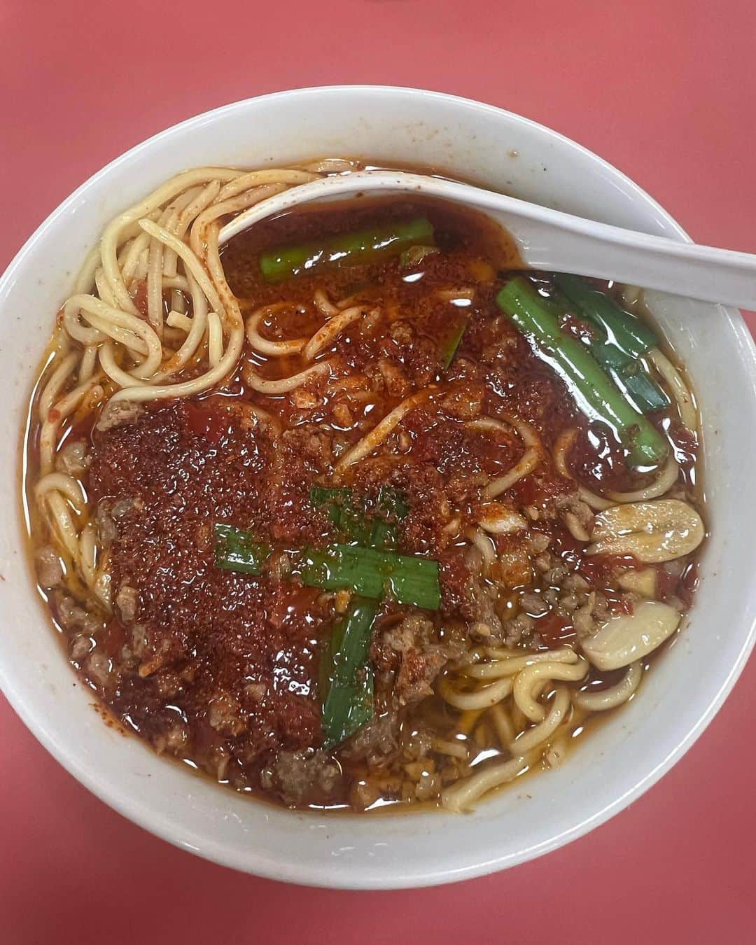 亜弥さんのインスタグラム写真 - (亜弥Instagram)「🍜🍛🌶️ 名古屋観光✌🏾 1件目 アンティークのお店に立ち寄り @storeinfactory  ここはビル一棟全部がお店！USA産のお鍋を購入w💸 2件目　お友達のお店 @cactusclub_nagoya  古着のTシャツGET👚 3件目 焼き鳥屋 【東新町 鳥銀】 @toshincho_torigin  KENくんのお店 @vacation_club_nagoya にも行ったよ🍒🌵  次の日🌞 昼は念願の【味仙】へ @yaba_misen  前回台湾ラーメンの辛くないのを頼んでしまったから 今回はイタリアン(1番辛いのから2番目のやつ) めっちゃ辛かった🥵🌶️ でもやっぱり味仙は美味しかった❤️ その後は、お口直しに大須の団子やさん🍡【新雀本店】へ 1本100円だし美味しいし🥰 お腹いっぱいの名古屋🐷  満腹ルンルンで東京へ帰宅〜 30分走って車死亡…😱 代車に乗って(日本車って軽い)🚙 ルンルンで帰りました❤️  @eight89 くん何から何まで色々と ありがとうございました✨また東京で🗼  #名古屋 #名古屋観光 #名古屋グルメ  #夏休み #帰りの渋滞えぐい」8月28日 12時03分 - _ayaaa19_