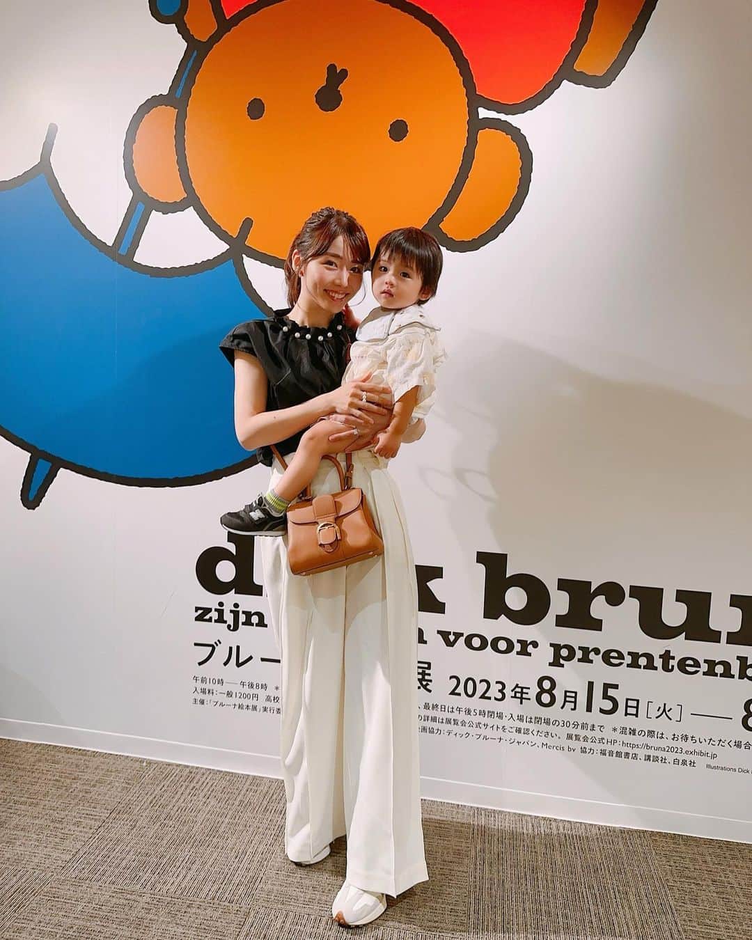 伊藤京子のインスタグラム：「. 週末はブルーナ絵本展へ行ってきました🌼  ブルーナの絵本誕生70周年を記念して開催されたこの絵本展。  昔から馴染みのあるミッフィーやくまのボリスの貴重な原画も見ることができました！ 可愛らしい空間に思わず笑みがこぼれましたし、ブルーナの世界観を感じることができて私自身もまた絵本を読み返したいし息子にも読んであげたくなりました📙  グッズ売り場も充実していて、どのグッズを購入するか迷いに迷い、厳選したものを買いましたよ🥰❤️」