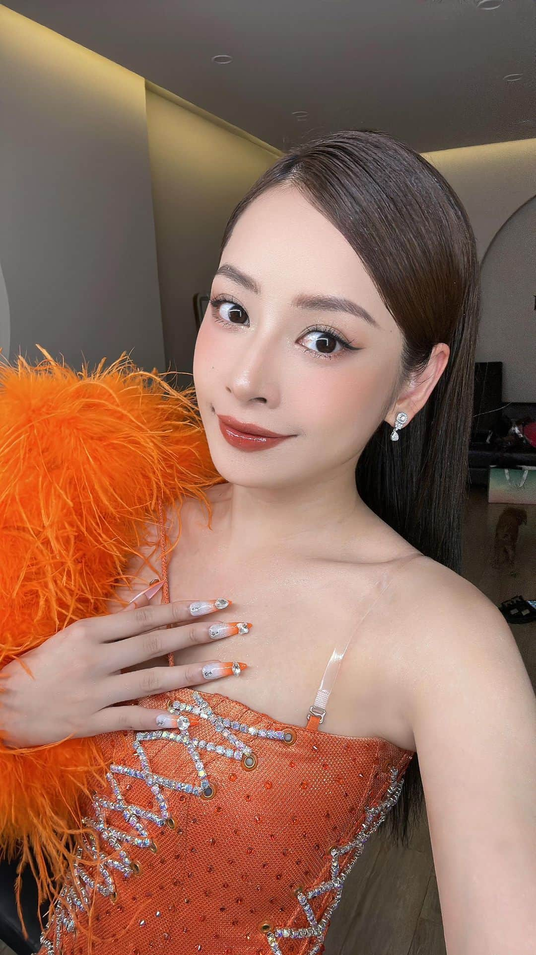 Chi Puのインスタグラム：「🍊 make up and hair @hiwon2412 @jiminhw309 🧡」