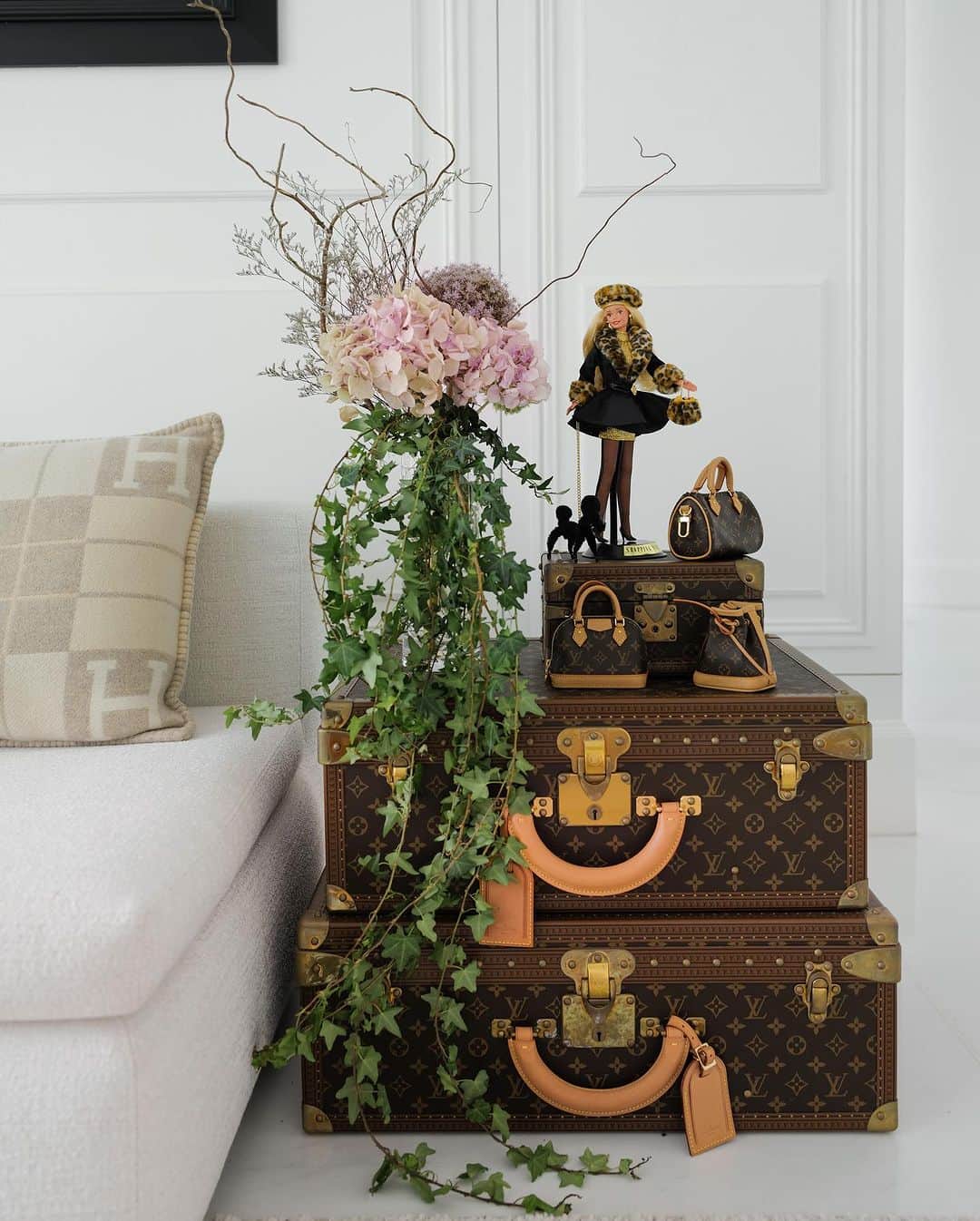 ジェイミー・チュアのインスタグラム：「Discovered new home interior ideas with old dolls from the storage.」