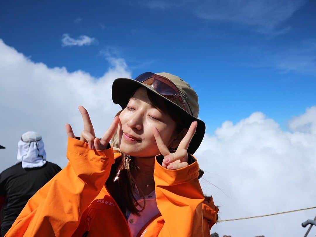 安藤萌々さんのインスタグラム写真 - (安藤萌々Instagram)「富士登山🗻 追加で横向き写真🤳たちも投稿っ！ 1.3枚目は友人がカメラで撮ってくれました！ ・ ・ 今日からの1週間もよろしくお願いします🌟  大越さんも、ヒロドさんも帰ってきて、久しぶりに揃っての放送になりそうです。(ヒロドさんは中継だっ⛹️)  #休日の過ごし方 #7月 #登山  #デビュー 戦 #富士山  #絶景  #アナウンサー #富士登山 #休日 #mountain  #climbing  #mtfuji  #mtfujijapan #japan #fuji」8月28日 12時12分 - momo_ando_ex