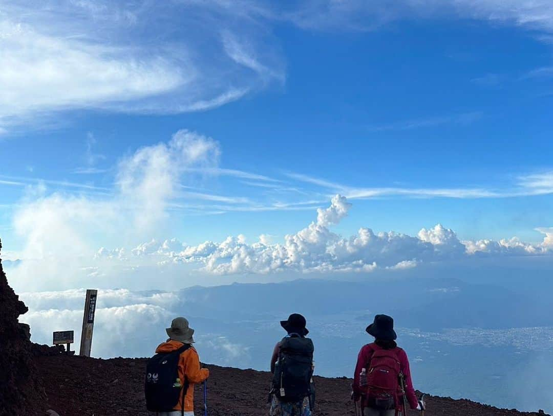 安藤萌々さんのインスタグラム写真 - (安藤萌々Instagram)「富士登山🗻 追加で横向き写真🤳たちも投稿っ！ 1.3枚目は友人がカメラで撮ってくれました！ ・ ・ 今日からの1週間もよろしくお願いします🌟  大越さんも、ヒロドさんも帰ってきて、久しぶりに揃っての放送になりそうです。(ヒロドさんは中継だっ⛹️)  #休日の過ごし方 #7月 #登山  #デビュー 戦 #富士山  #絶景  #アナウンサー #富士登山 #休日 #mountain  #climbing  #mtfuji  #mtfujijapan #japan #fuji」8月28日 12時12分 - momo_ando_ex