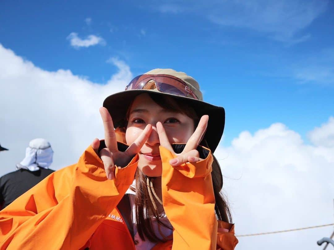 安藤萌々のインスタグラム：「富士登山🗻 追加で横向き写真🤳たちも投稿っ！ 1.3枚目は友人がカメラで撮ってくれました！ ・ ・ 今日からの1週間もよろしくお願いします🌟  大越さんも、ヒロドさんも帰ってきて、久しぶりに揃っての放送になりそうです。(ヒロドさんは中継だっ⛹️)  #休日の過ごし方 #7月 #登山  #デビュー 戦 #富士山  #絶景  #アナウンサー #富士登山 #休日 #mountain  #climbing  #mtfuji  #mtfujijapan #japan #fuji」