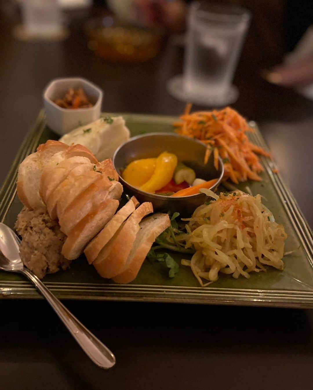 織香さんのインスタグラム写真 - (織香Instagram)「とよた真帆さんのレストラン🍽️ ロジエにて💕素敵な皆さまと一緒にdinner🤗  @rojie_ebisu  @maho_toyota   ロジエは8/14にopenしたばかり♡ コンセプトは1人でも数人でも毎日行ける 我が家のようなレストラン🏠  まるで真帆さんのおうちにお邪魔した気分になれる暖かい雰囲気😊  前菜やお肉の盛り合わせ🍖 白いナポリタンやソフトクリームまでぜーんぶ‼︎美味しかった😋💕  軽やかにやりたい事を形にしていく真帆さんステキだな✨ みんなのポジティブオーラにもパワーいただけた夜でした🌟  #ロジエ @rojie_ebisu  #東京都渋谷区恵比寿南2-4-19 #恵比寿駅近く #ランチも行きたい💕 #レストラン#🍽️ #テラスもgood」8月28日 12時13分 - orikagram