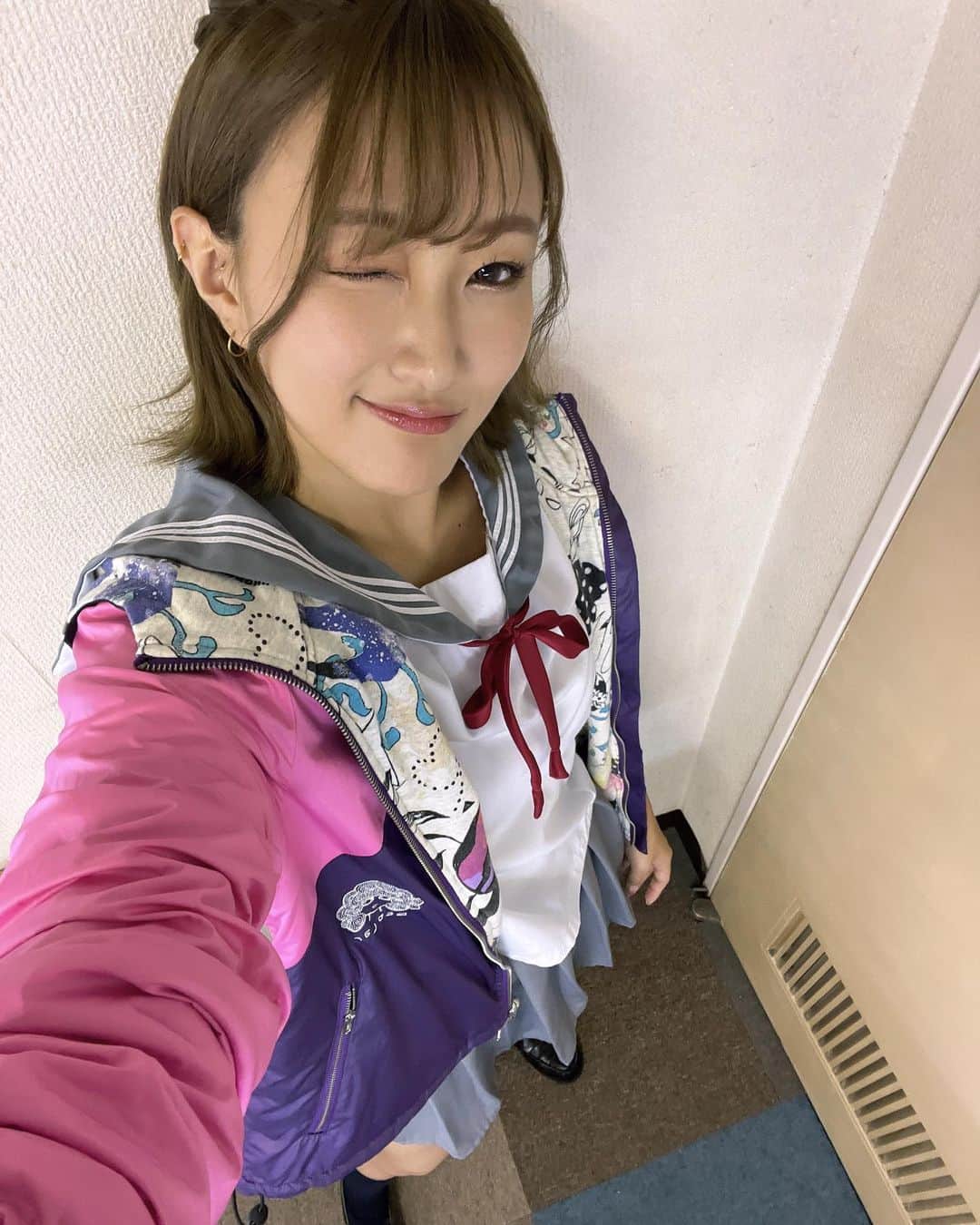 のインスタグラム：「『姫様スターダスト 』  無事千穐楽を迎える事が出来ました。 劇場にお越しくださった皆さま、 ありがとうございました☺︎  主演を任せていただけてとても光栄でした。  最初から最後まですごいエネルギーがいる作品で、稽古後に喉から血の味がしたりも。笑  沢山悩んで向き合って、 どんな風にお客さんに届くのか不安で。  最後の別れのシーンで 毎回涙が溢れてきたのは ちゃんと友崎沙耶香として生きられたからなんだなって。  沢山のファンの方も駆け付けてくれて 嬉しい感想もいっぱい頂けて幸せです。  配信公演もあるので、 見れなかった方は是非🥹  無事幕を閉じる事が出来てほっとしているんですが、 もう次の作品の撮影に入っています。頑張ります🎬  姫様スターダスト チームA 友崎沙耶香 役 上枝恵美加」