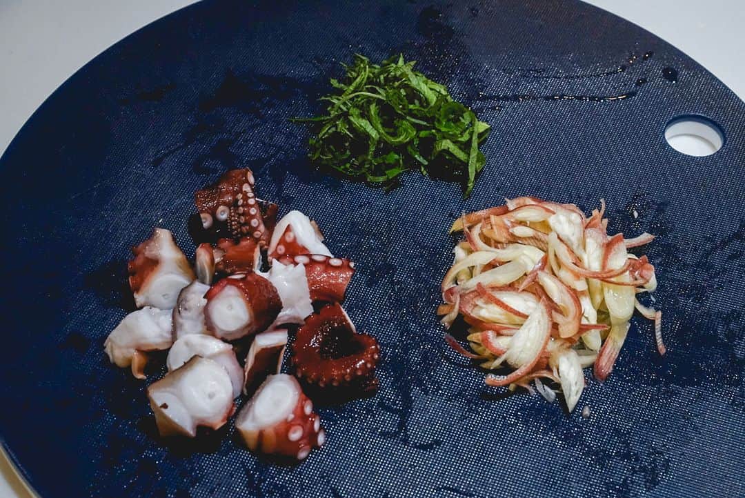 ムクリ［mukuri］さんのインスタグラム写真 - (ムクリ［mukuri］Instagram)「美味しく楽しい時間を過ごせる幸せ。毎日向き合う料理に心がけていること〜夏にぴったりな簡単レシピもご紹介！  いつも食卓に並ぶ 美味しそうなお料理。  お料理上手ないずみさんにその原点と 毎日の料理への向き合い方を お話いただきました。  今の季節にピッタリな簡単レシピも 一緒にご紹介いただいていますので ぜひご覧くださいね♩  –––––––––––––––––– ムクリ公式アカウントでは くらしの中にある"好き"や"コダワリ"を毎日お届け。  インテリア、整理収納から家づくりなど 日常で参考になる情報から サラッと読める短編コラムまで ご紹介していますのでフォローしてぜひご覧ください。 ▶︎ @mukuri_official ・  「 #ムクリ 」のタグもいつも楽しく拝見しています☺️  オリジナルブランドは @daily_mukuri  くらしの中にあったらいいいな、 そんな商品を企画・制作、集めています。 ––––––––––––––––––  #簡単おつまみ#おうちご飯#マンション暮らし#暮らしを楽しむ#中古マンションリノベーション#中古住宅リノベーション#中古マンション#中古住宅#リノベーション記録#リノベ記録#ナチュラルモダン#ボヘミアン#ボヘミアンインテリア#テーブルコーディネート#くらしの編集#ムクリ」8月28日 12時14分 - mukuri_official