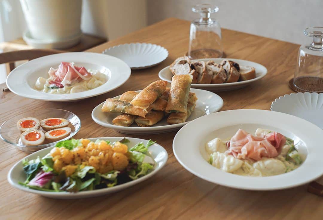 ムクリ［mukuri］さんのインスタグラム写真 - (ムクリ［mukuri］Instagram)「美味しく楽しい時間を過ごせる幸せ。毎日向き合う料理に心がけていること〜夏にぴったりな簡単レシピもご紹介！  いつも食卓に並ぶ 美味しそうなお料理。  お料理上手ないずみさんにその原点と 毎日の料理への向き合い方を お話いただきました。  今の季節にピッタリな簡単レシピも 一緒にご紹介いただいていますので ぜひご覧くださいね♩  –––––––––––––––––– ムクリ公式アカウントでは くらしの中にある"好き"や"コダワリ"を毎日お届け。  インテリア、整理収納から家づくりなど 日常で参考になる情報から サラッと読める短編コラムまで ご紹介していますのでフォローしてぜひご覧ください。 ▶︎ @mukuri_official ・  「 #ムクリ 」のタグもいつも楽しく拝見しています☺️  オリジナルブランドは @daily_mukuri  くらしの中にあったらいいいな、 そんな商品を企画・制作、集めています。 ––––––––––––––––––  #簡単おつまみ#おうちご飯#マンション暮らし#暮らしを楽しむ#中古マンションリノベーション#中古住宅リノベーション#中古マンション#中古住宅#リノベーション記録#リノベ記録#ナチュラルモダン#ボヘミアン#ボヘミアンインテリア#テーブルコーディネート#くらしの編集#ムクリ」8月28日 12時14分 - mukuri_official