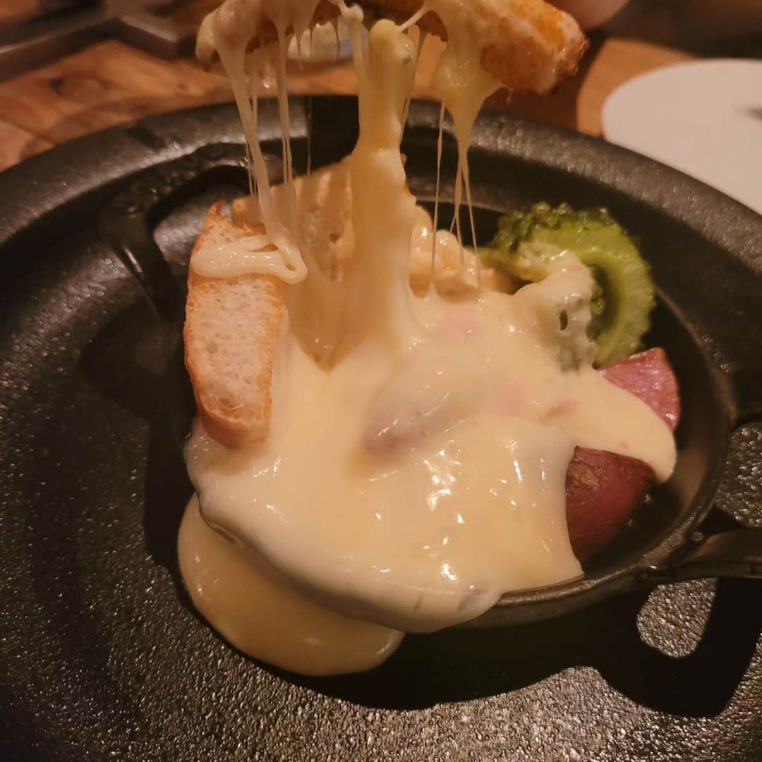 Pileさんのインスタグラム写真 - (PileInstagram)「. 久しぶりの Cheese Tavern CASCINA🧀🩷 チーズ大好きな私にはたまらないナチュールワインとチーズをたくさん使ったご飯が美味しいお店🩷 🇯🇵での〆ごはん🩷 ラクレットチーズってほんと贅沢している気分😧 . . 大好きなブッラータに本マグロのカルパッチョに、美味しくて幸せでしたー✨ おすすめだよー！！🧀🩷 . #Cheese Tavern CASCINA #reastaurant #PR #EBIS #CHEESE #恵比寿」8月28日 12時25分 - pi_channnn52