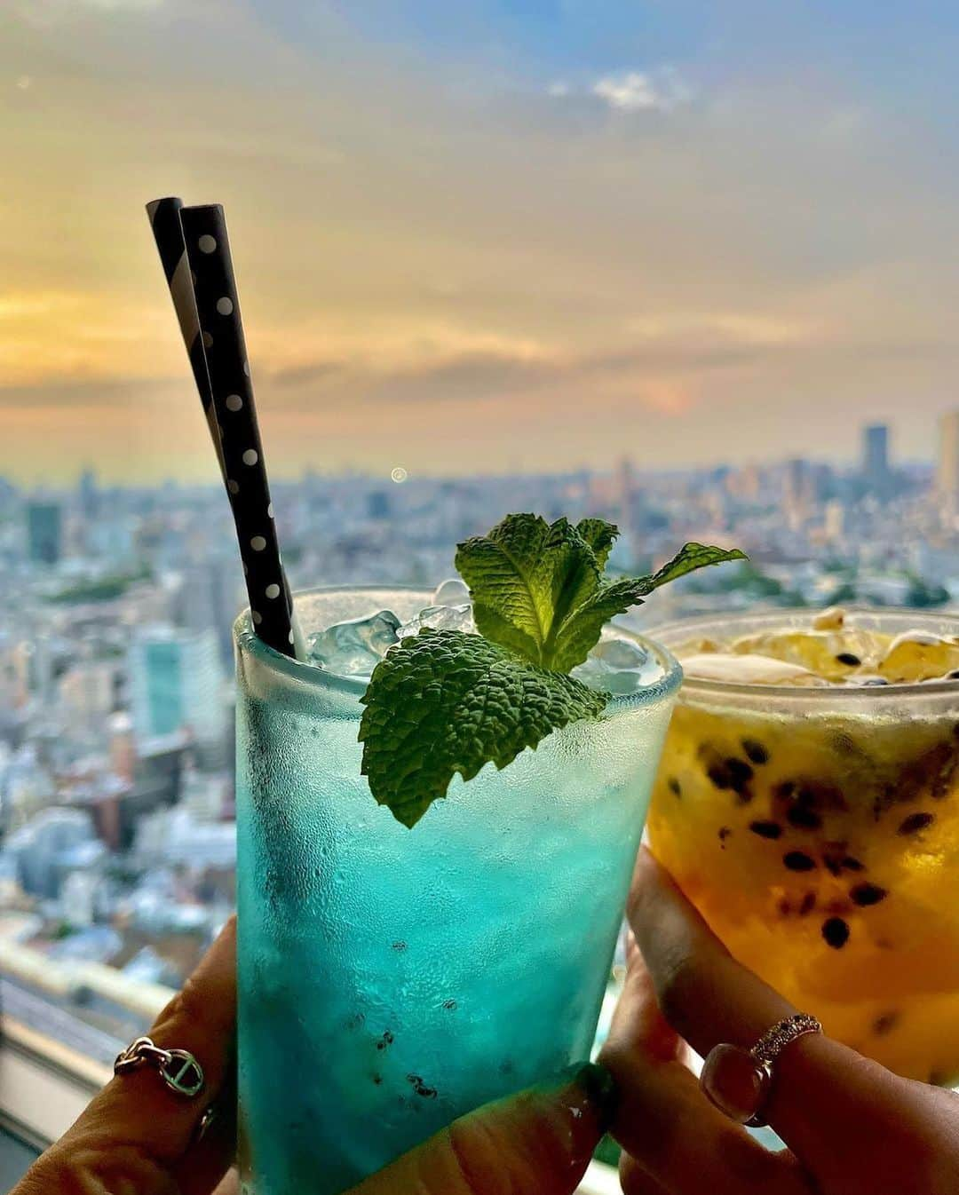 ロングレインのインスタグラム：「夕焼けを眺めながら、色彩豊かなカクテルを🍸  素敵なお写真ありがとうございます！  Thank you @honuhonu3   #longrain #longraintokyo #thaifood #ロングレイン #タイ料理 #アジアン料理 #アジアンフード #タイレストラン #カオヤム #パッタイ #恵比寿 #恵比寿ガーデンプレイス #東京 #東京グルメ #恵比寿ランチ #恵比寿ディナー #夜景レストラン  #夜景ディナー #夜景デート #夜景スポット #東京タワー #東京タワーが見える店 #東京タワー夜景 #東京タワー🗼 #tokyorestaurant #tokyo #ebisu #ebisugardenplace #nightview #tokyotower」