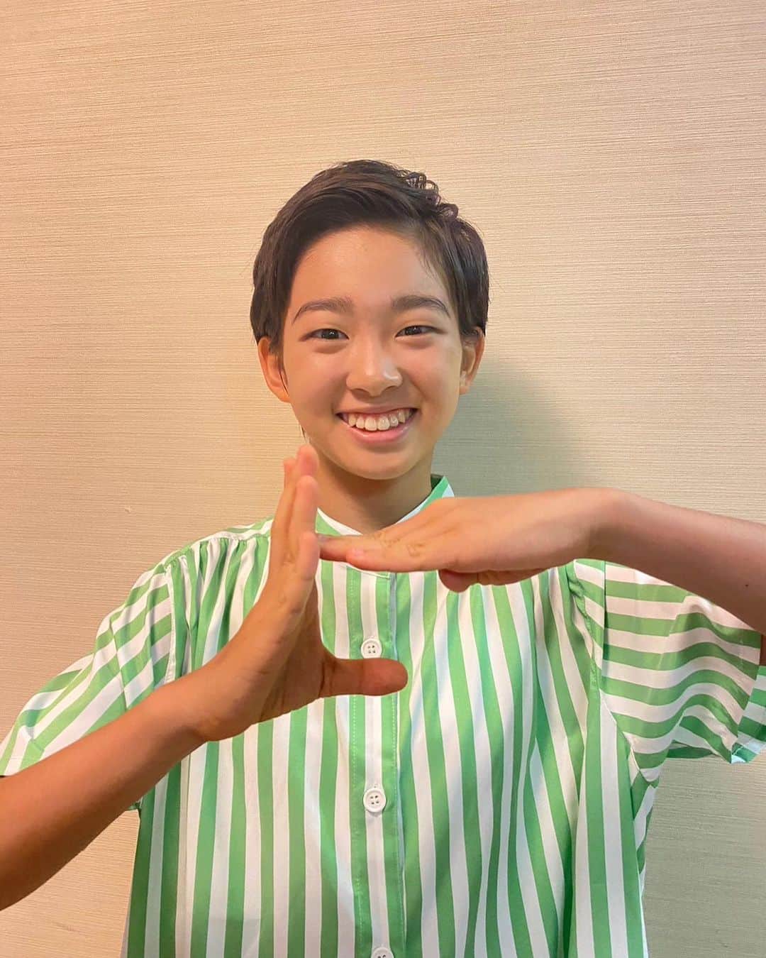 のインスタグラム：「📺 出演情報 📺  ただいま、日本テレビ「ヒルナンデス！」に出演中です！  写真が届きましたが､､､？ 「ヒ、ル、ナ、ン、デ、ス」とのこと。  スは全身なんですね😂  #村山輝星 #劇団東俳 #Tプロジェクト #出演情報 #ヒルナンデス！」